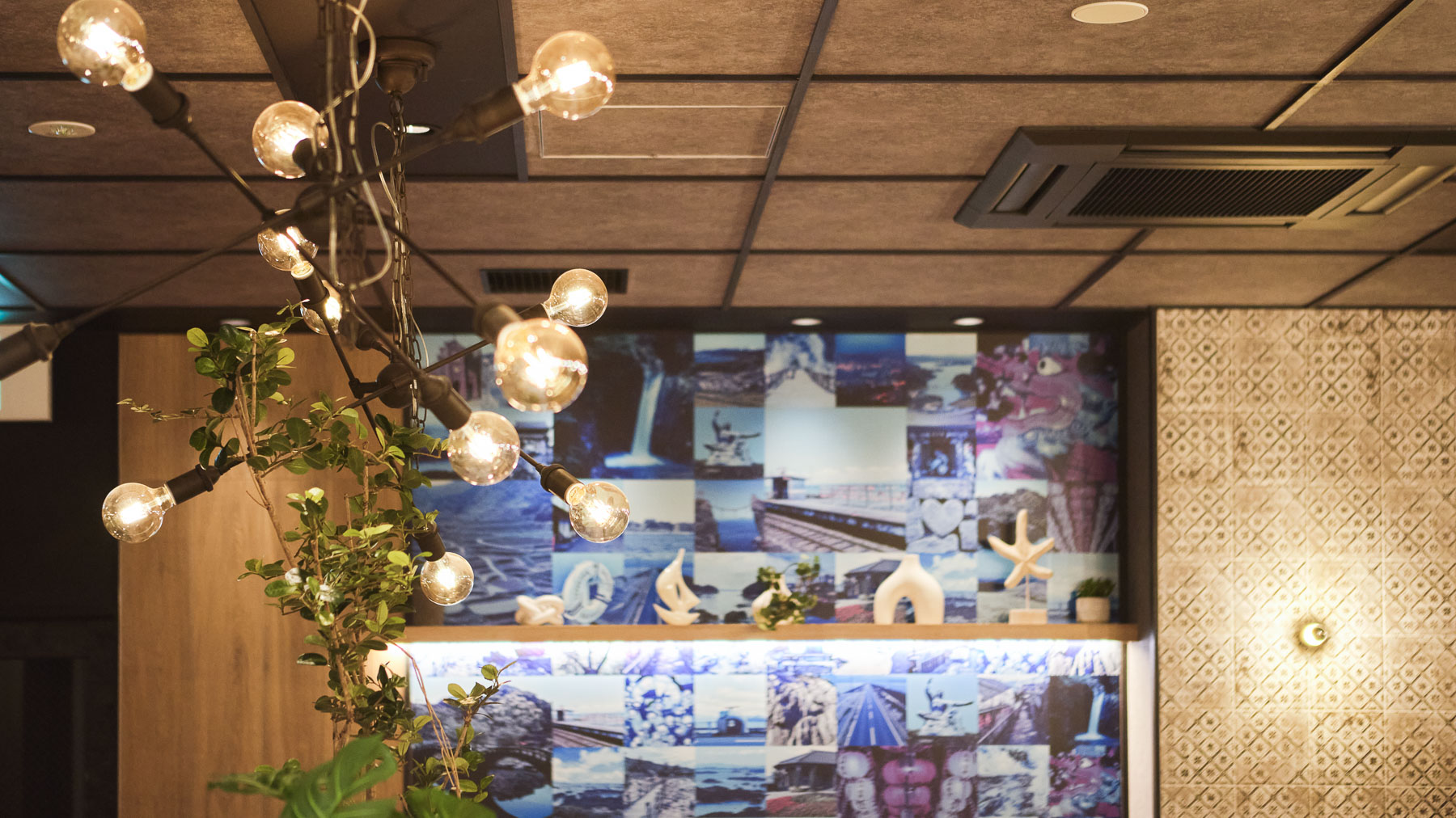 温かみのある照明がラウンジを照らします