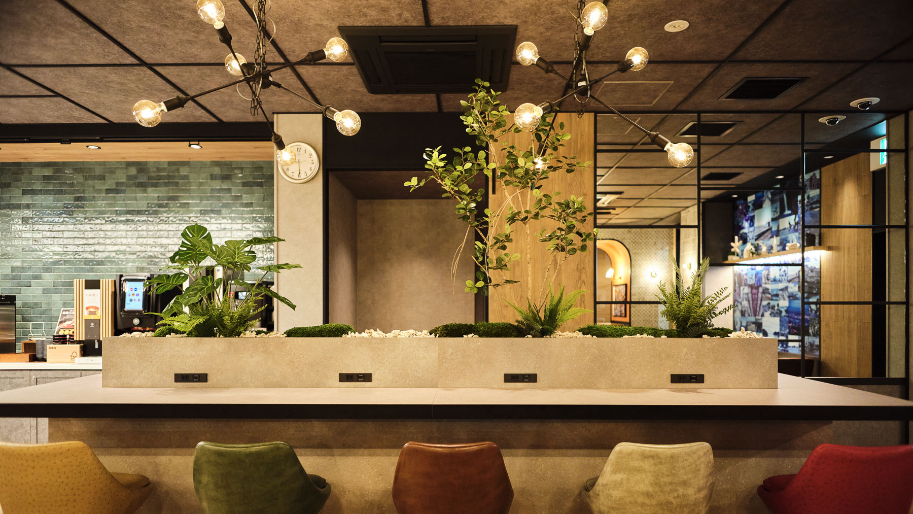 コンセントありでパソコン作業も捗ります