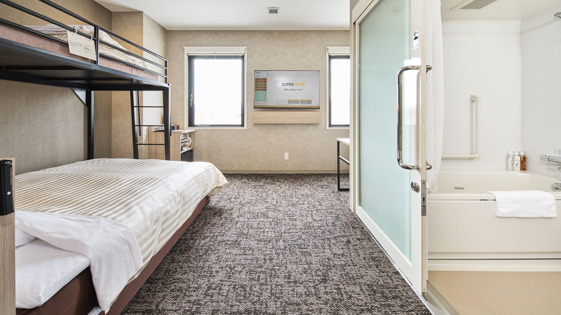 【ファミリールーム】ワイドベッド＋ロフトベッド＋ソファベッドのお部屋です