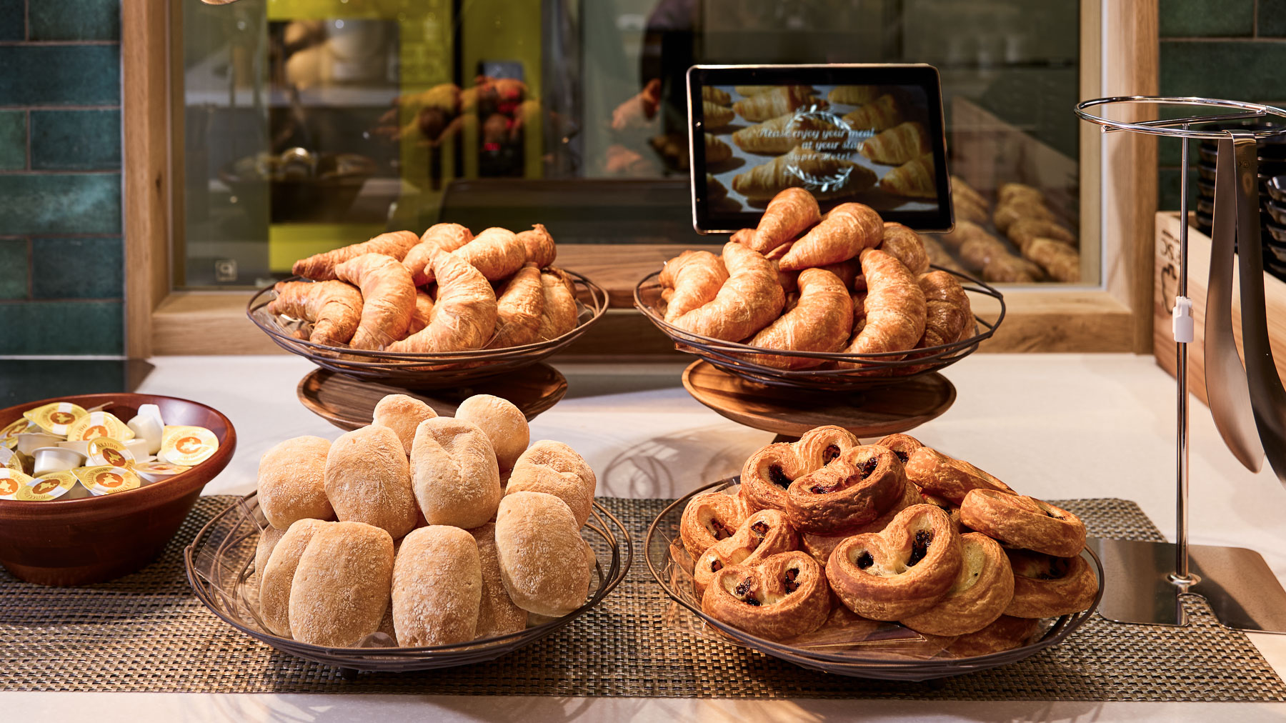 香り高いパンで至福の朝食を♪店舗で焼いた出来立てをお届けします