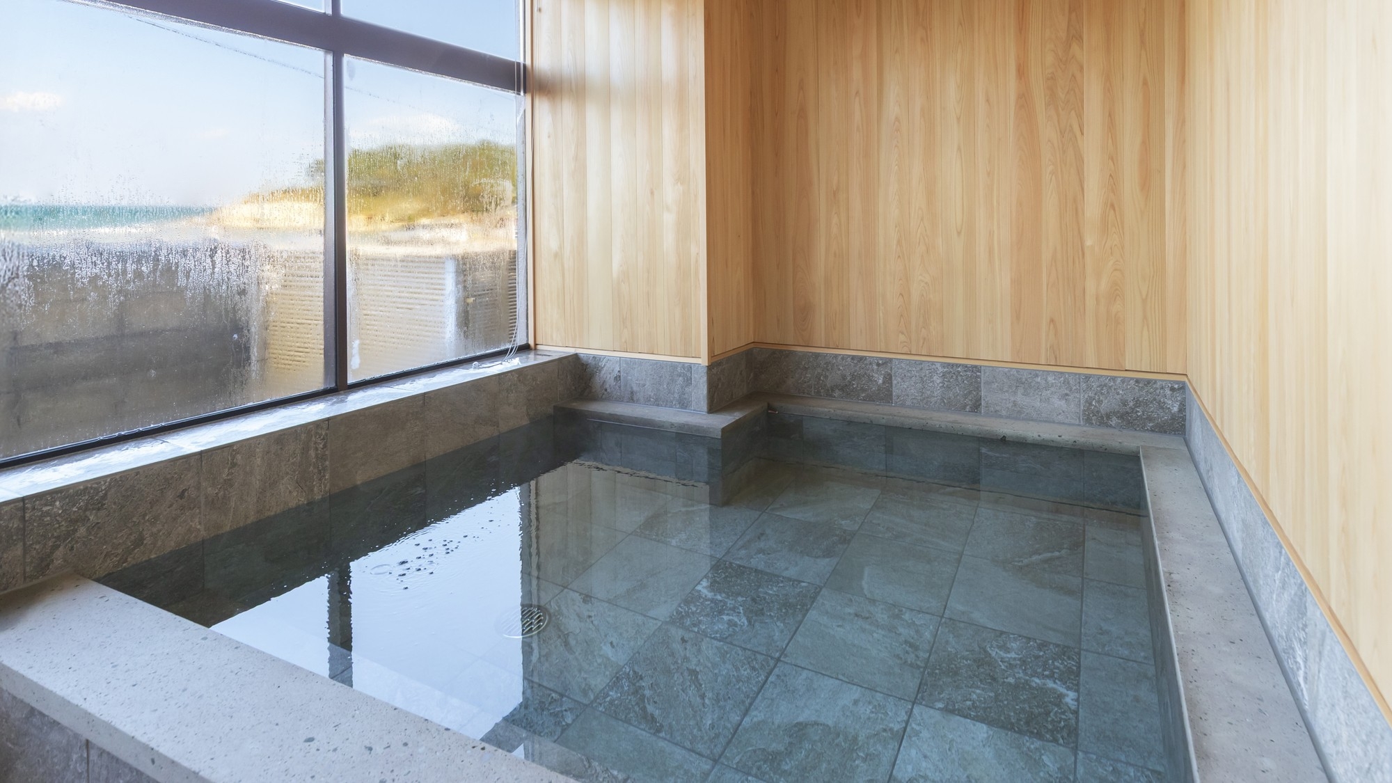 【素泊まり】心に残るくつろぎを〜港町と海を間近に感じるお食事なしプラン〜