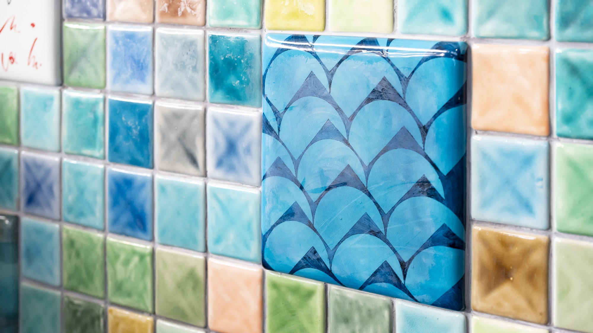 館内を彩る九谷焼のタイル