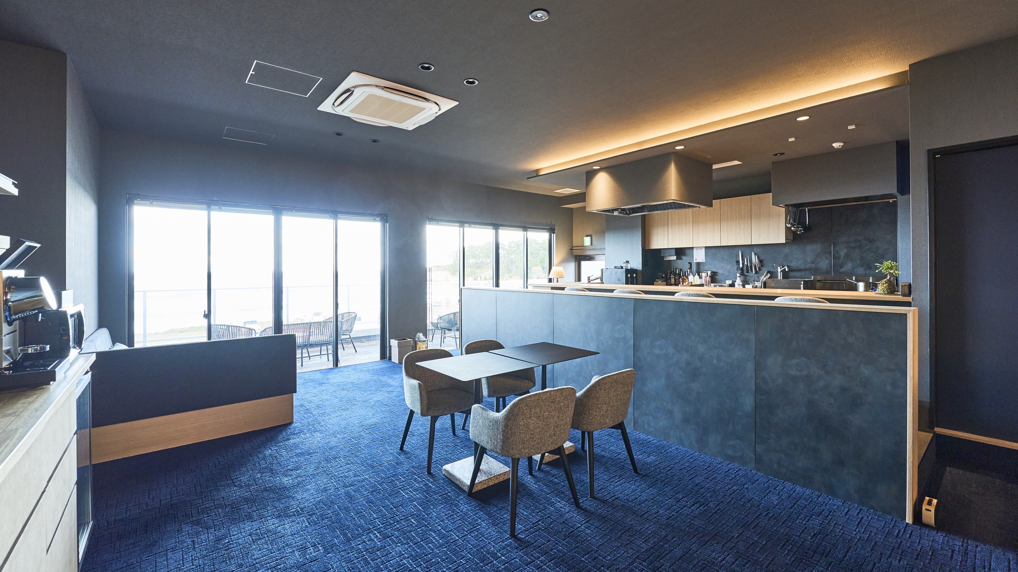 ラウンジ「藍籠処（あいろうどころ）」