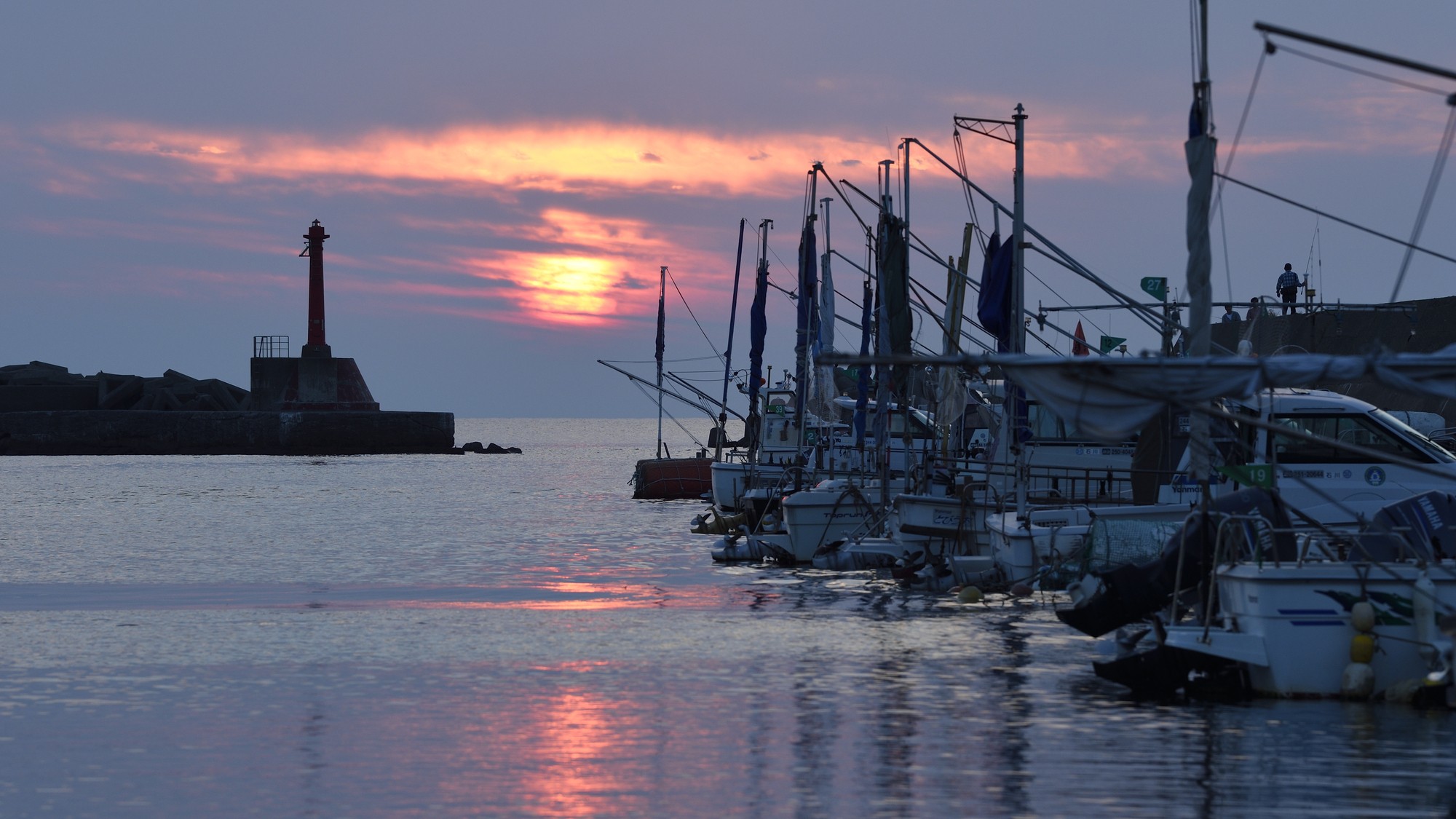 夕暮れの橋立漁港