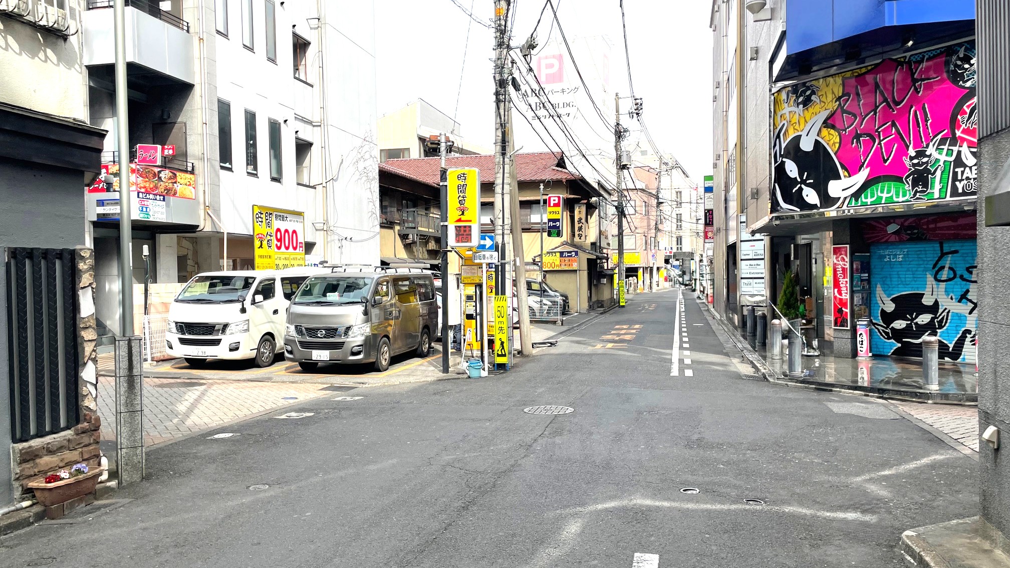 タバコ屋さんがある十字路を左です