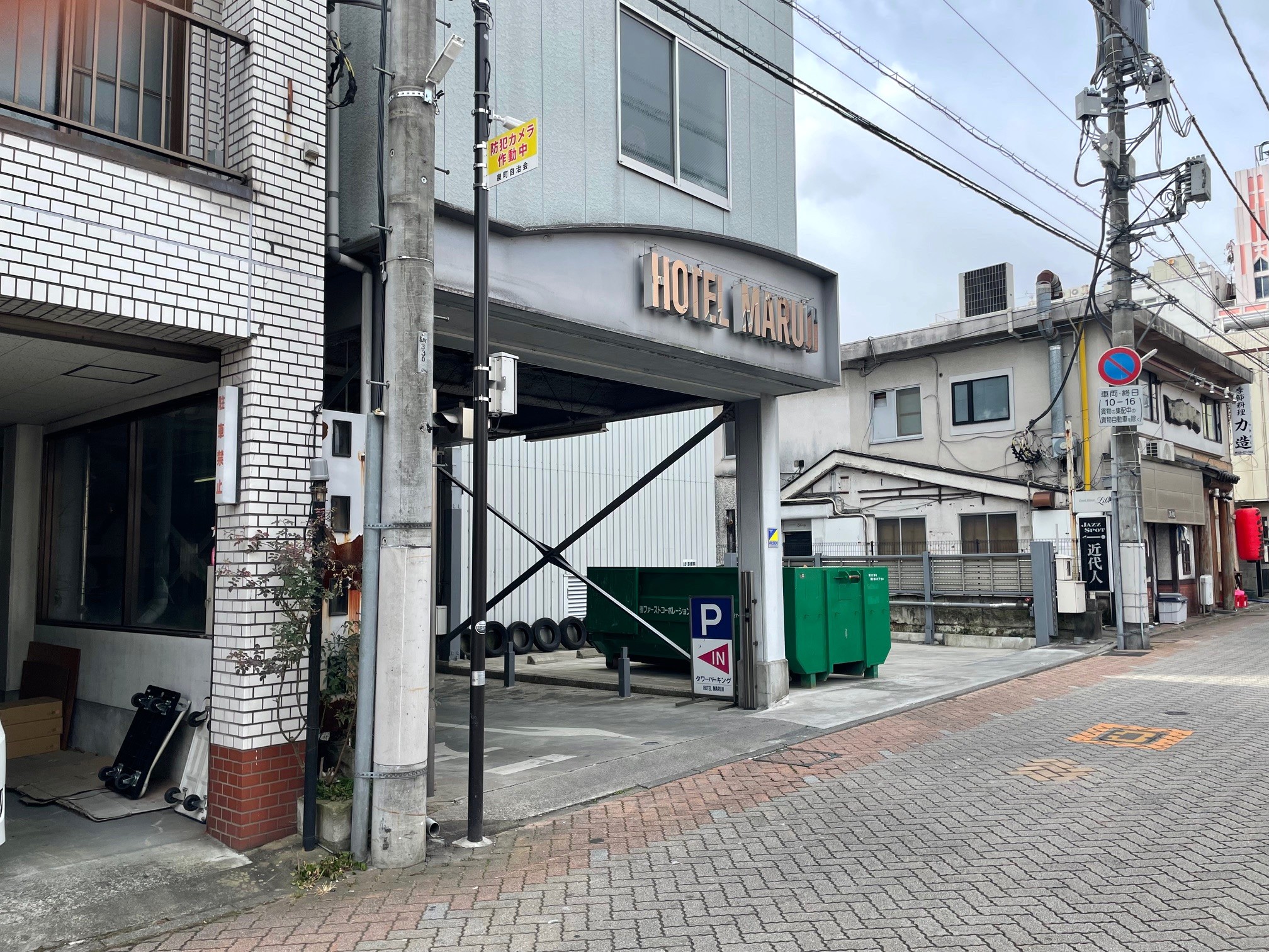 駐車場入り口は建物の後ろ側（北側）にございます