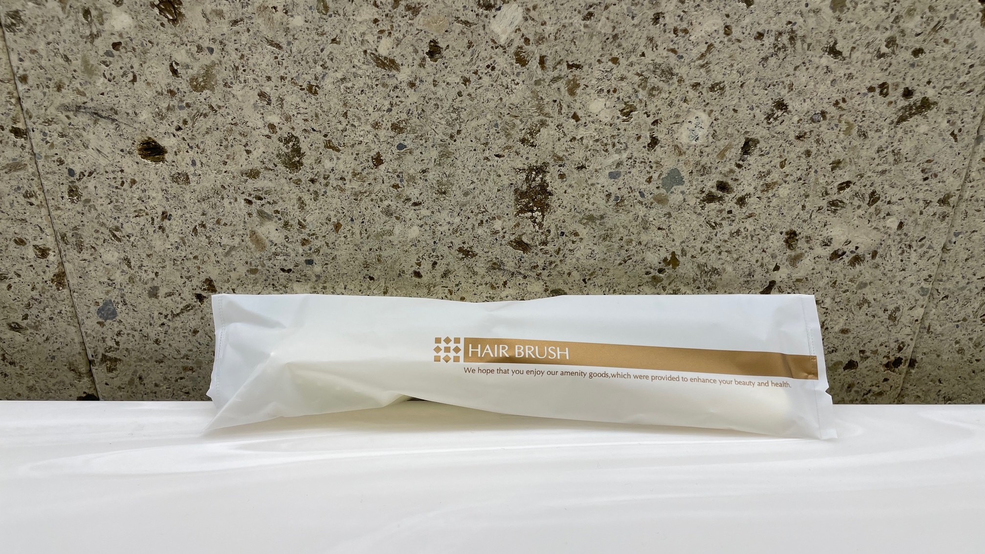 ヘアブラシはフロント横アメニティコーナーにご用意しております