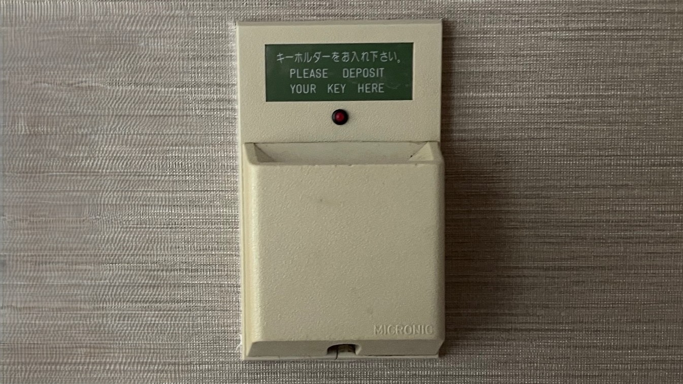 お部屋に入られましたらこちらにキープレートを差し込んでください