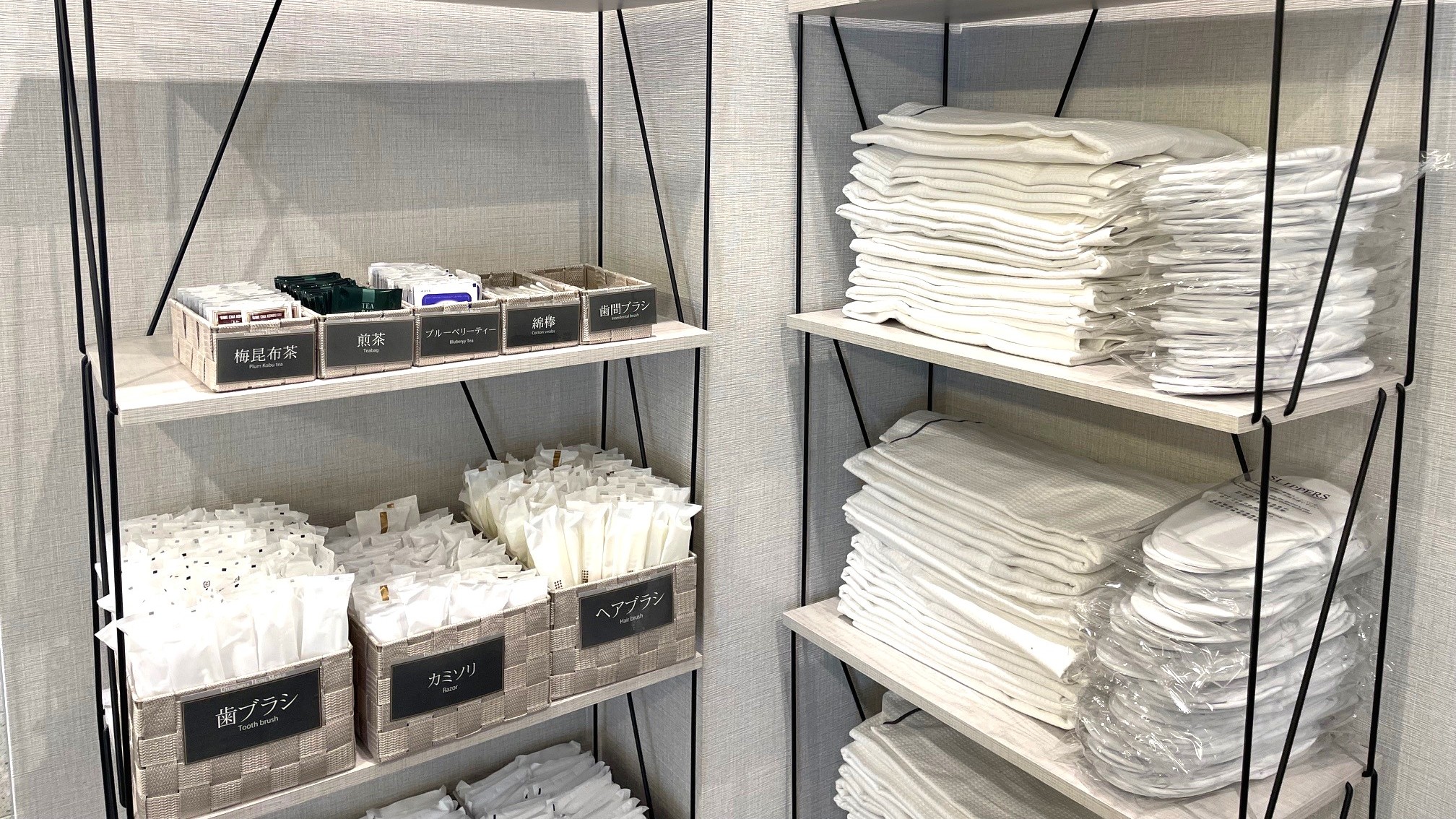 フロント横にアメニティコーナーがございます　ご利用分をお持ちください