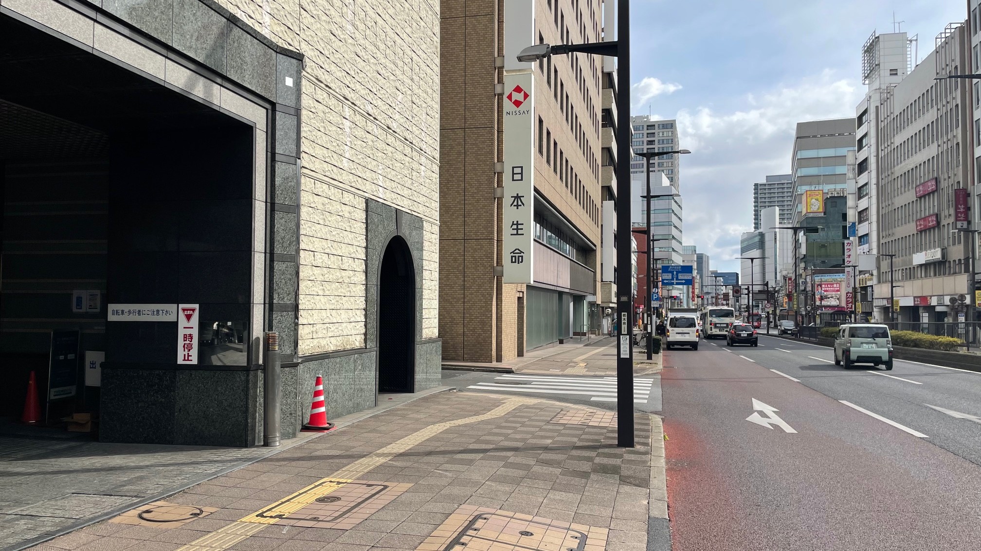 直進して、日本生命の看板を左です