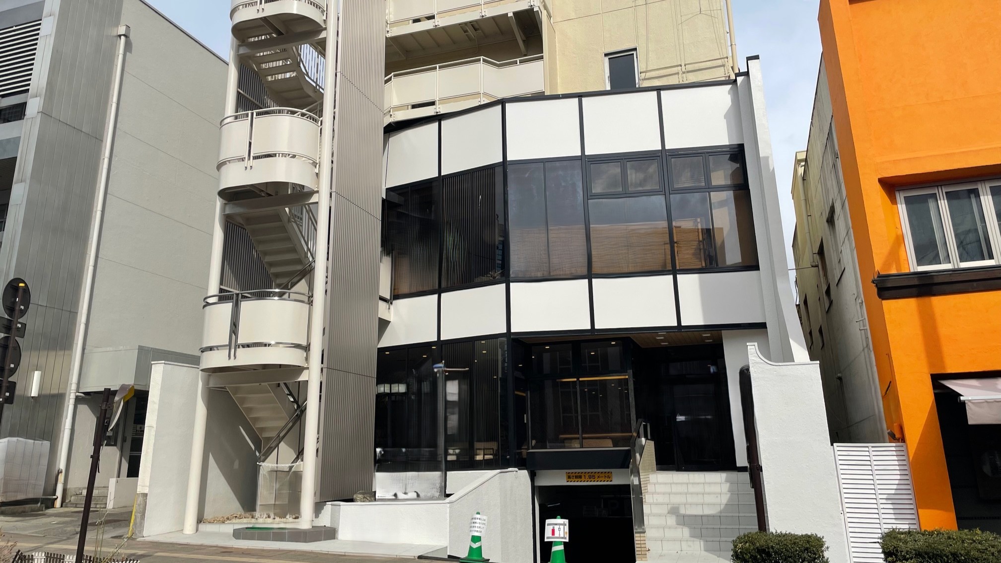 正面玄関　大通り沿い