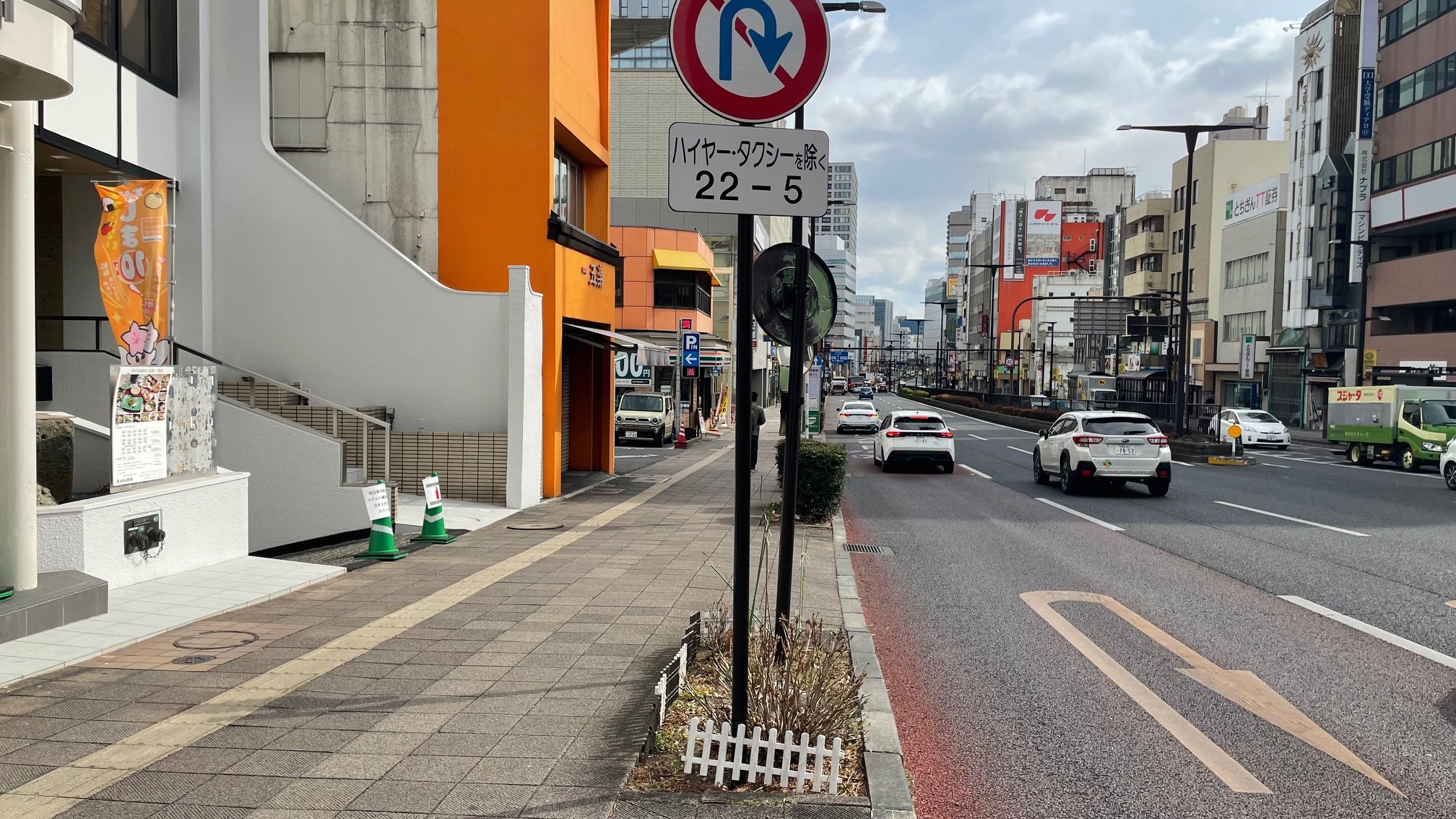 大通り側から駐車場へはお入りいただけませんので、建物裏側へお回りください