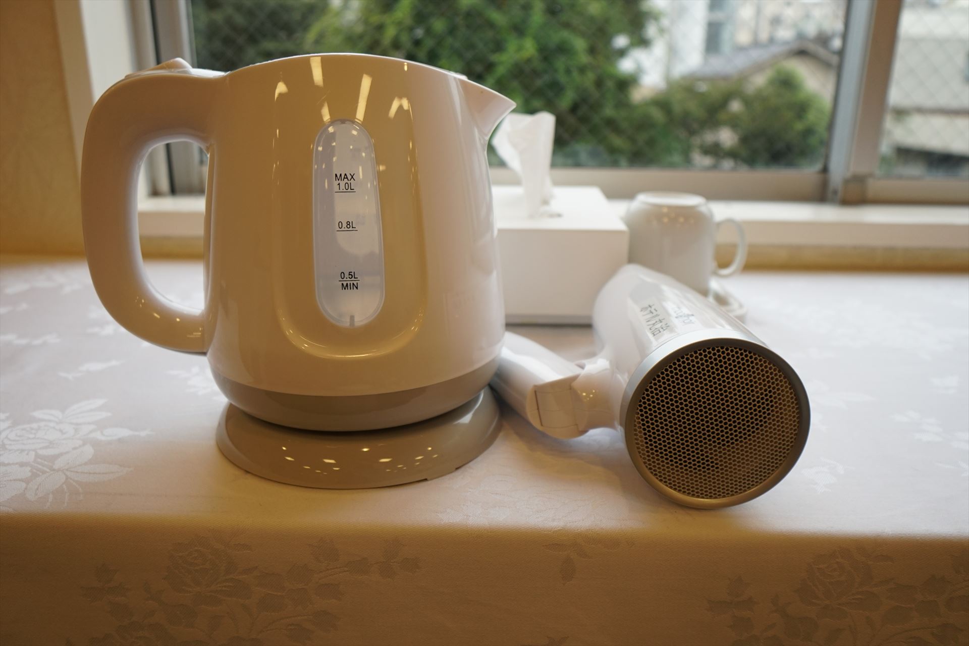 客室備品：電気ケトル、ドライヤー、カップ