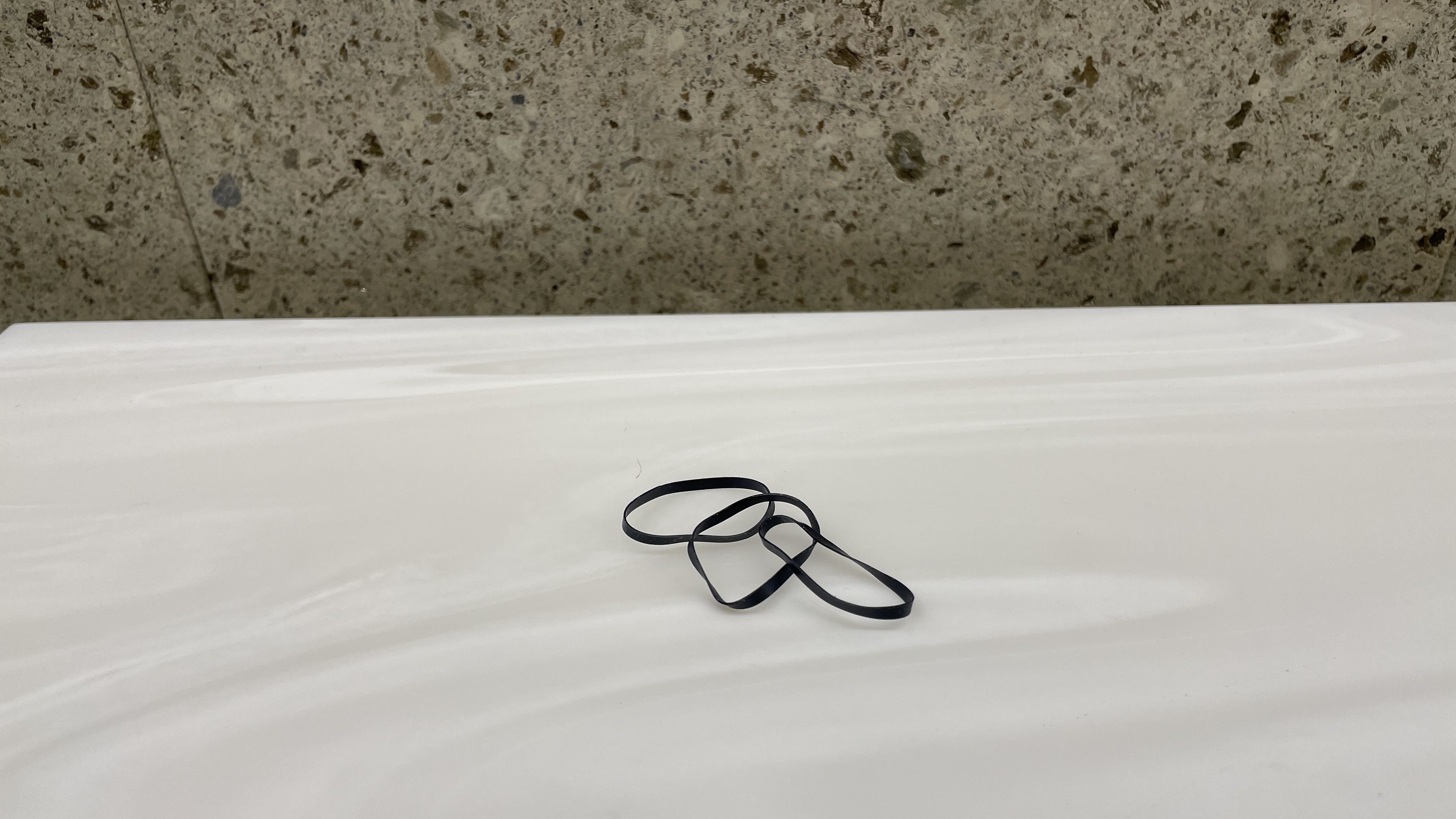 ヘアゴムはフロント横アメニティコーナーにご用意しております