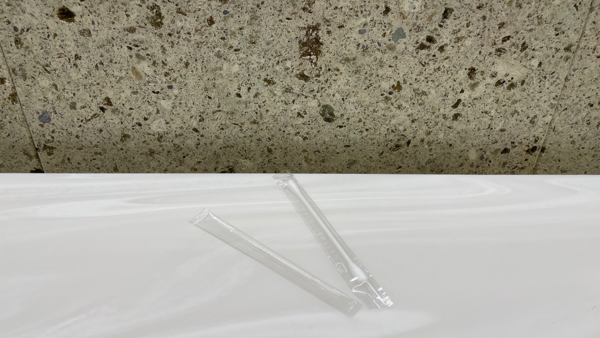 綿棒と歯間ブラシはフロント横アメニティコーナーにご用意しております