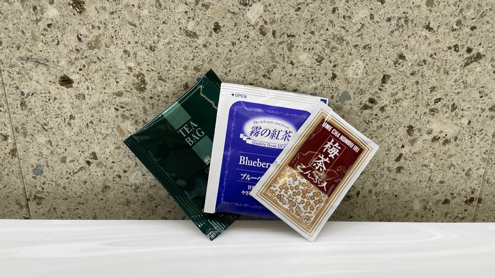 煎茶・梅昆布茶・ブルーベリーティーはフロント横アメニティコーナーにご用意しております