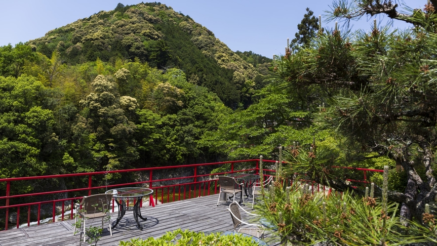 ◆宇連川を望むテラスからの眺めは絶景！