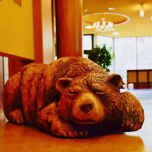 【ロビー】木彫りの熊がお出迎え♪