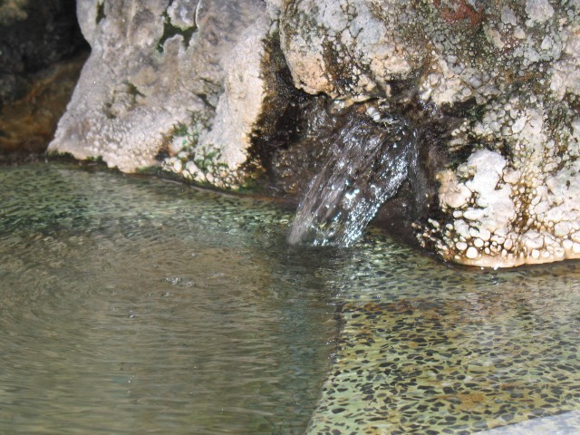 源泉かけ流しの湯