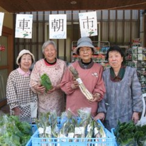 産直物産館「やくろ」ねこ車朝市