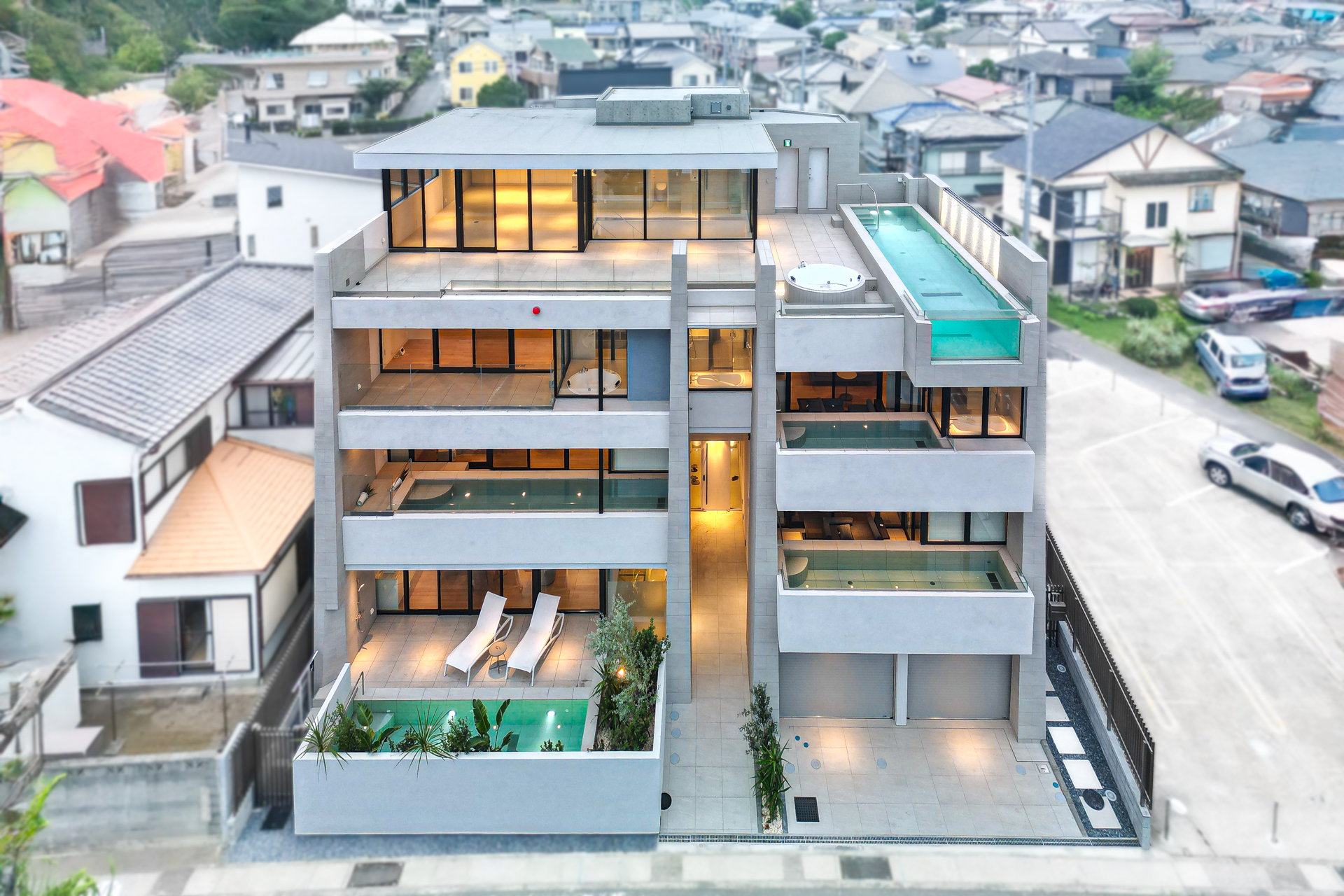 【共通】外観｜海を常に感じられるように、大きくとられた窓と白を基調としたシンプルなデザインが特徴