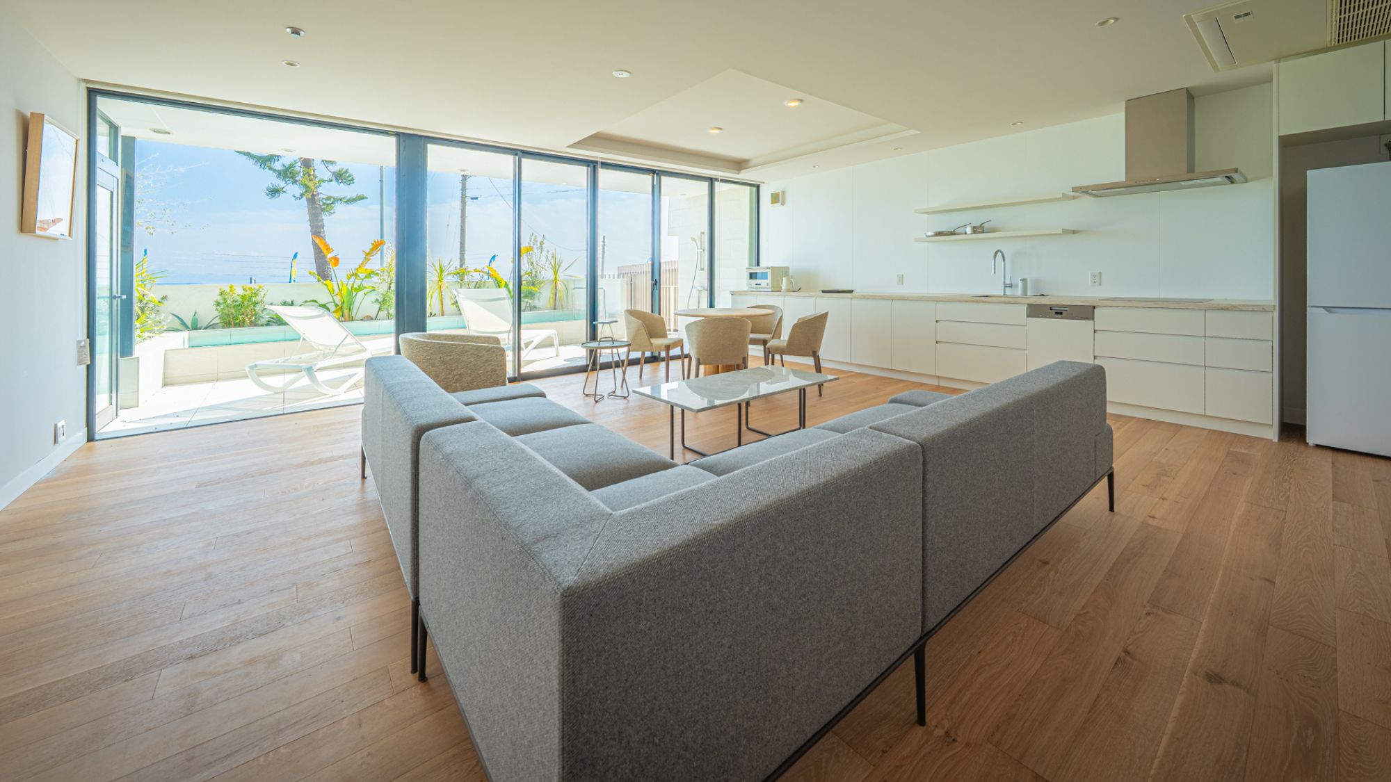 【1A】リビングルーム｜大きな窓が解放感を演出