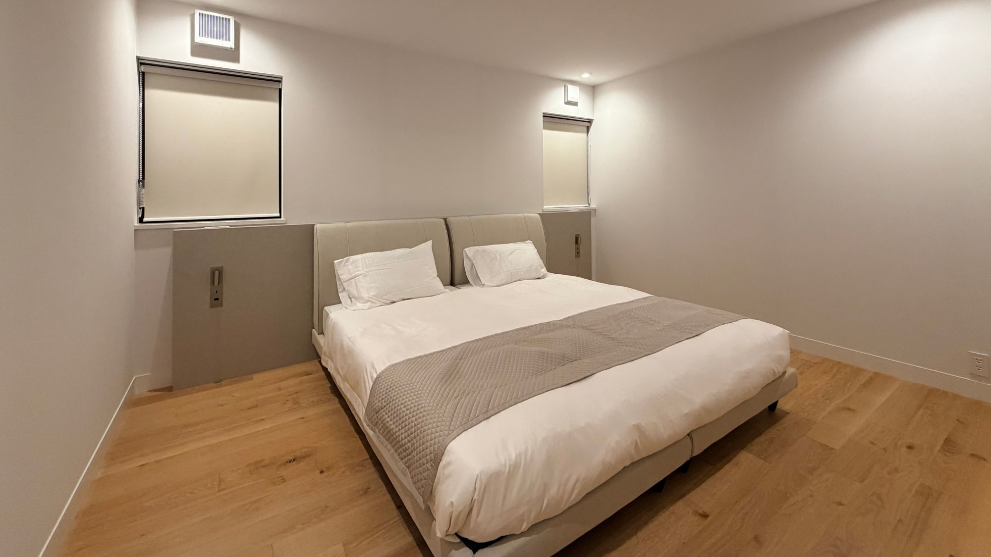 シングルタイプベッドを２つ配置しています。ハリウッドツインとしてもご利用いただけます。