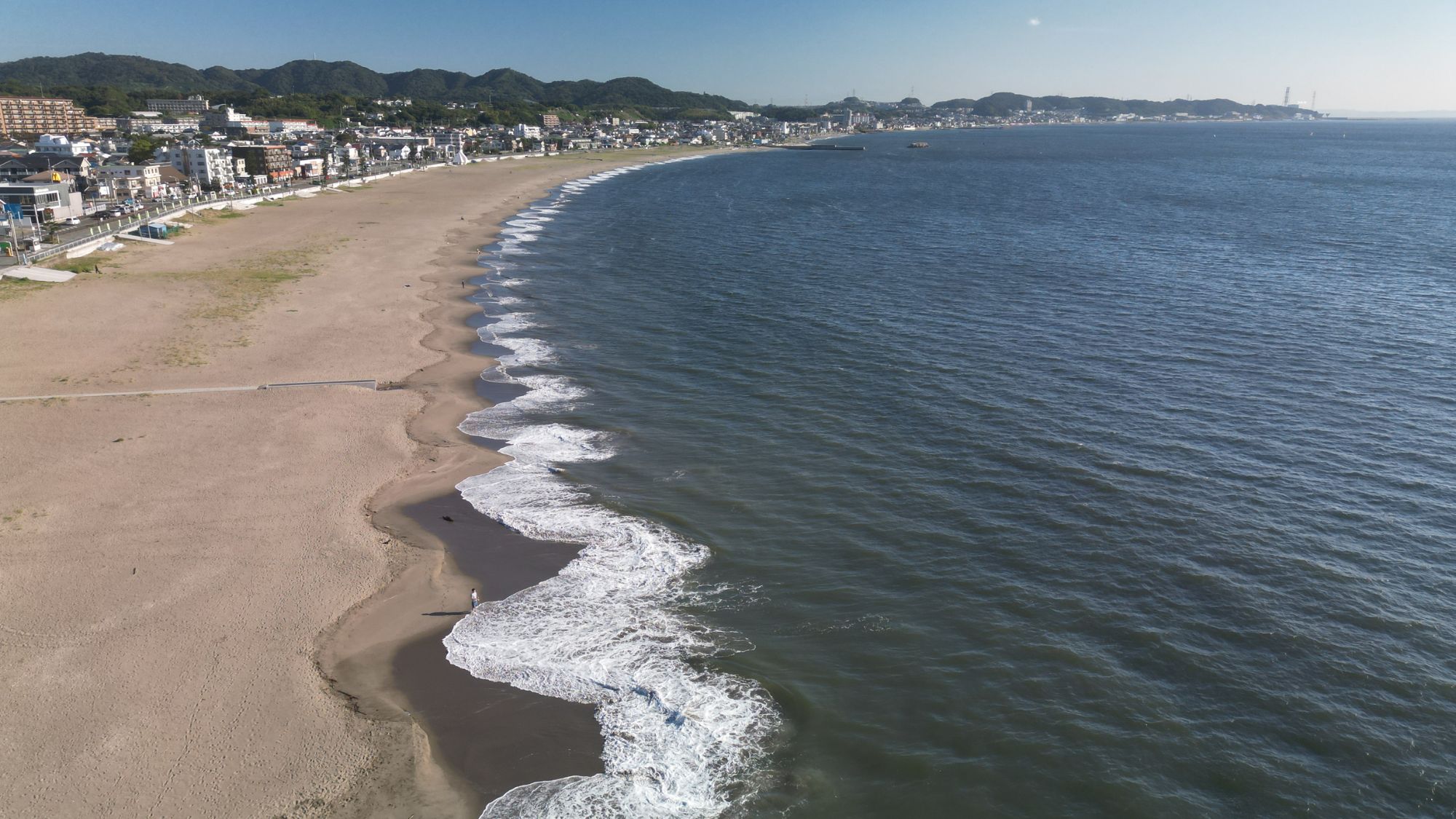 施設の目の間に広がるビーチ