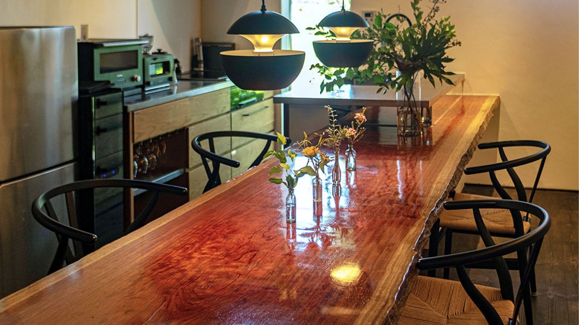 ブビンガの一枚板を使ったダイニングスペース