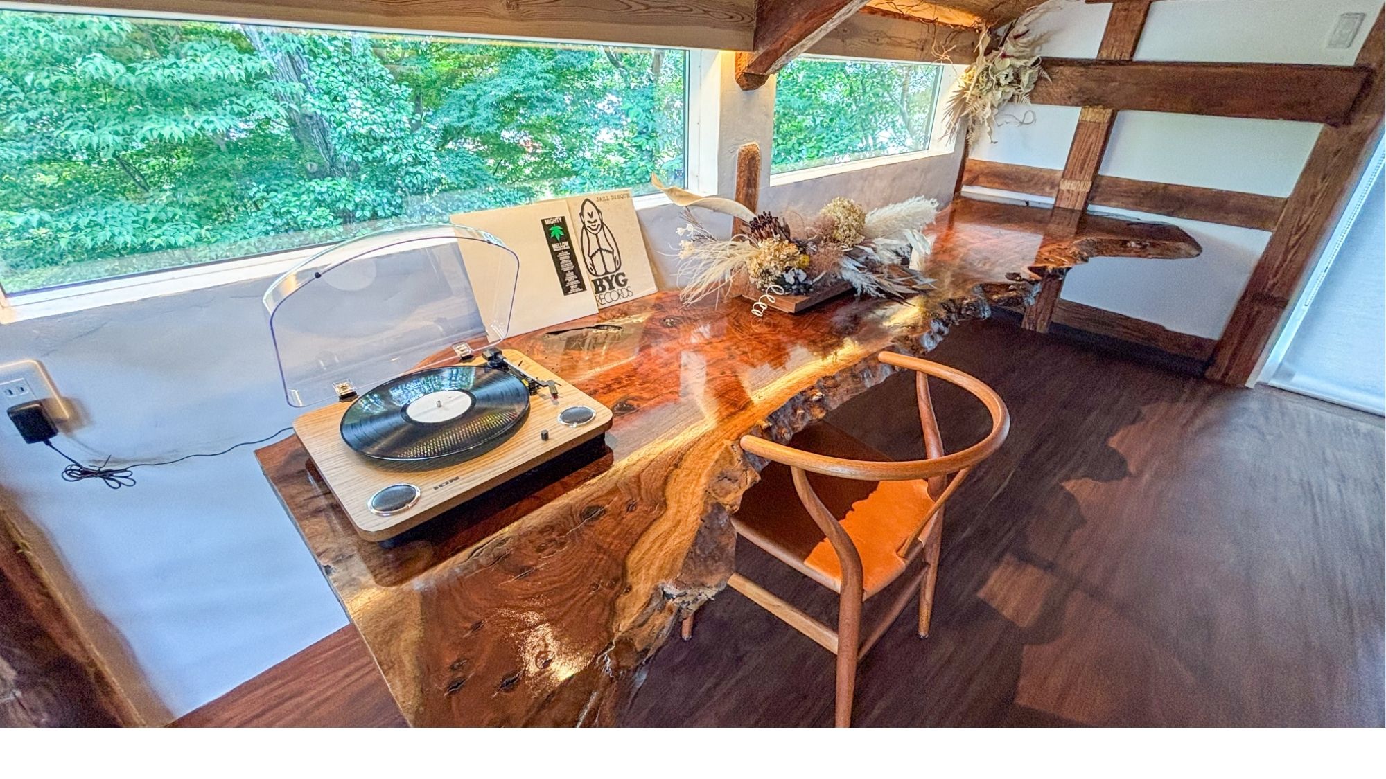 アナログレコードプレーヤーもご用意しております