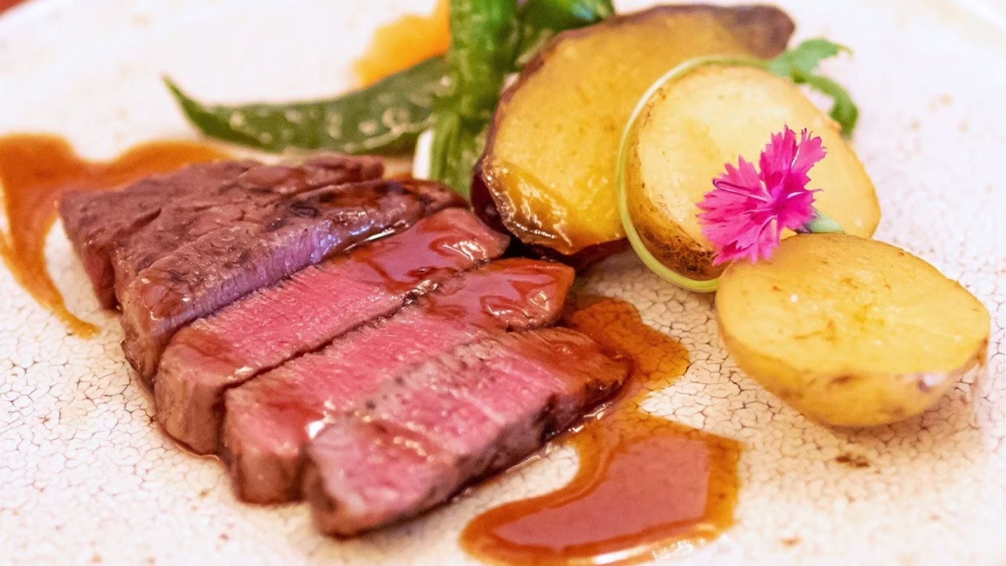 オーナーシェフが厳選した肥後赤牛の炭火焼き