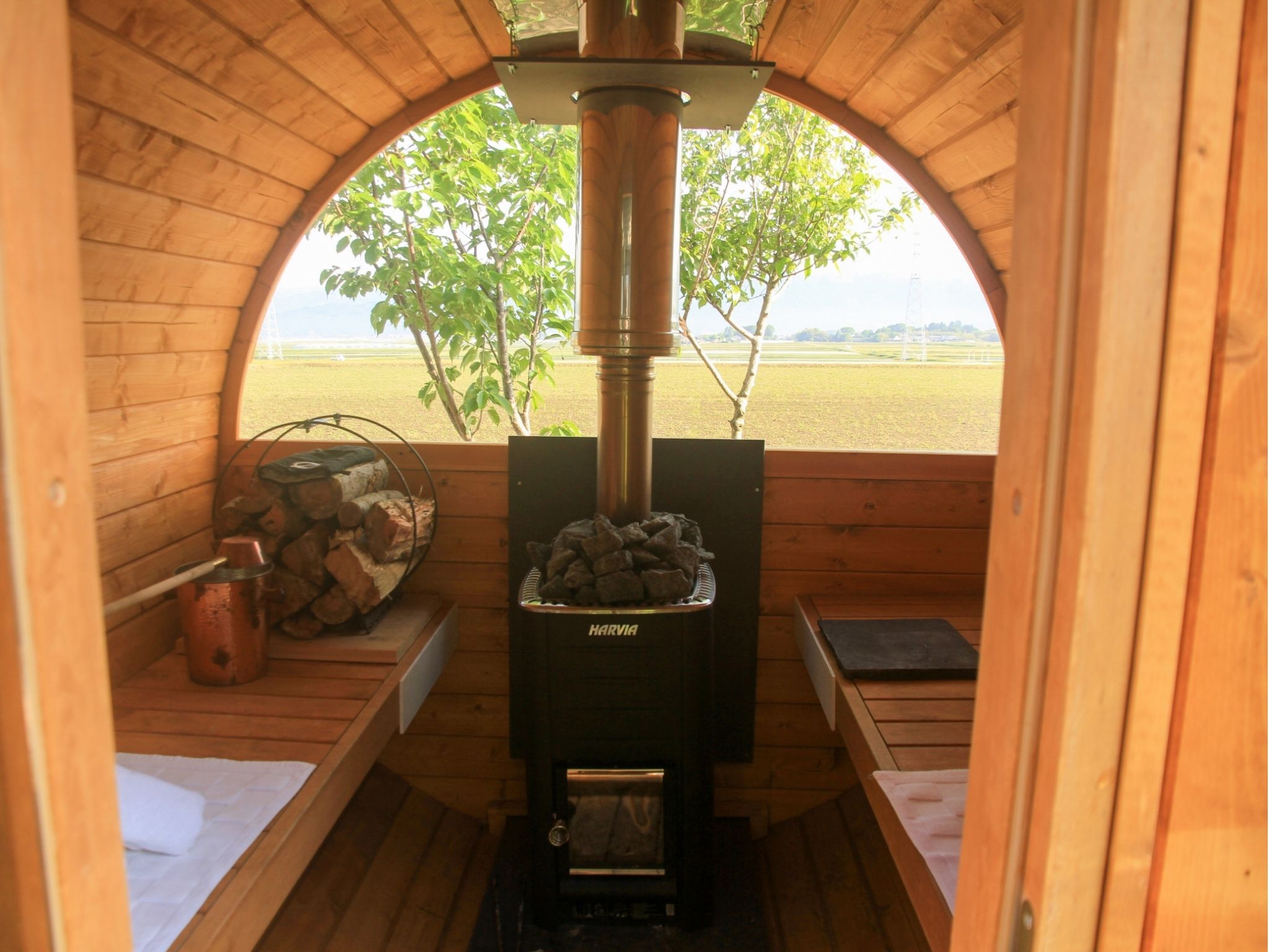 薪ストーブ式のバレルサウナ