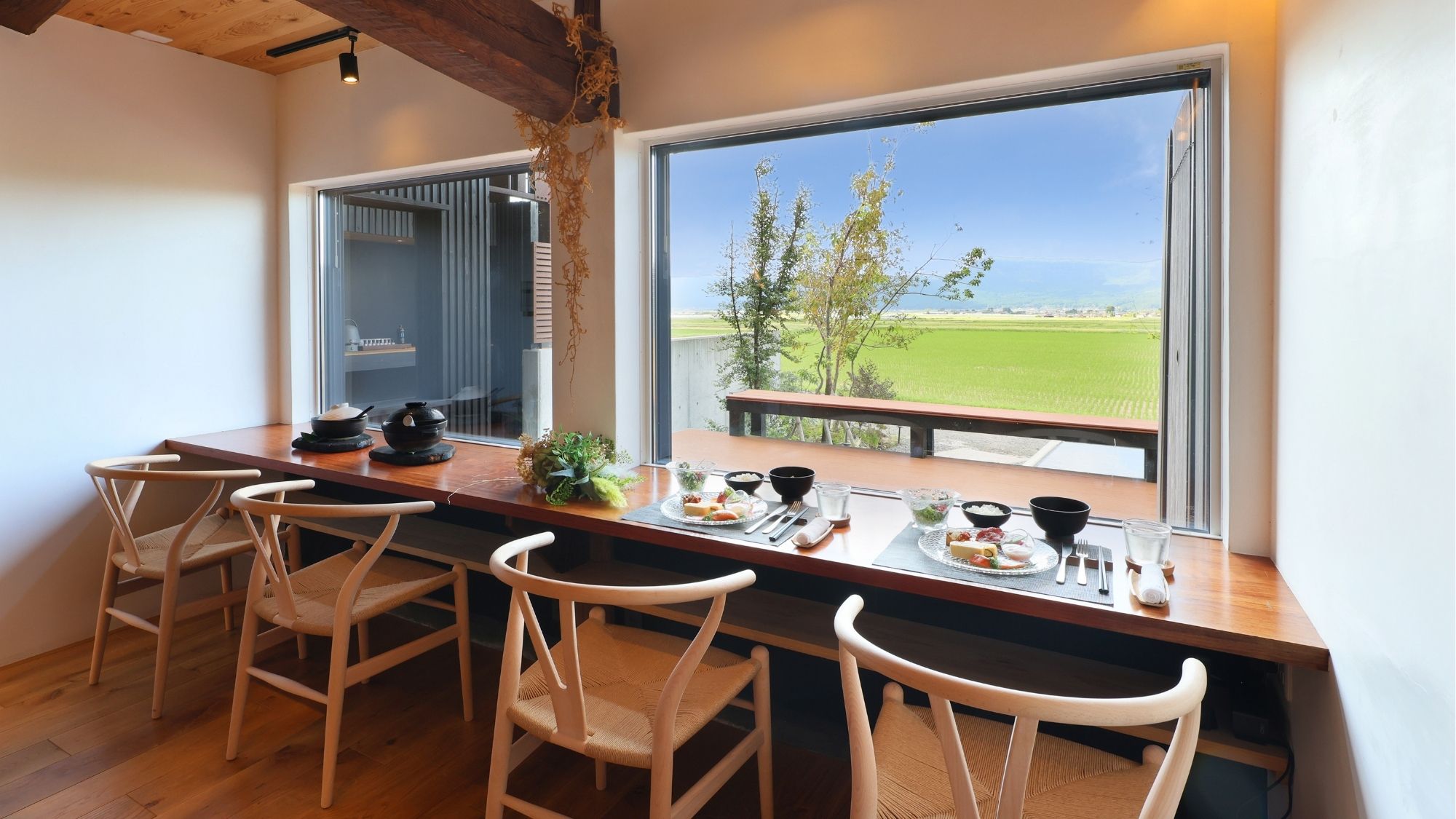 カウンターからは大観峰を一望