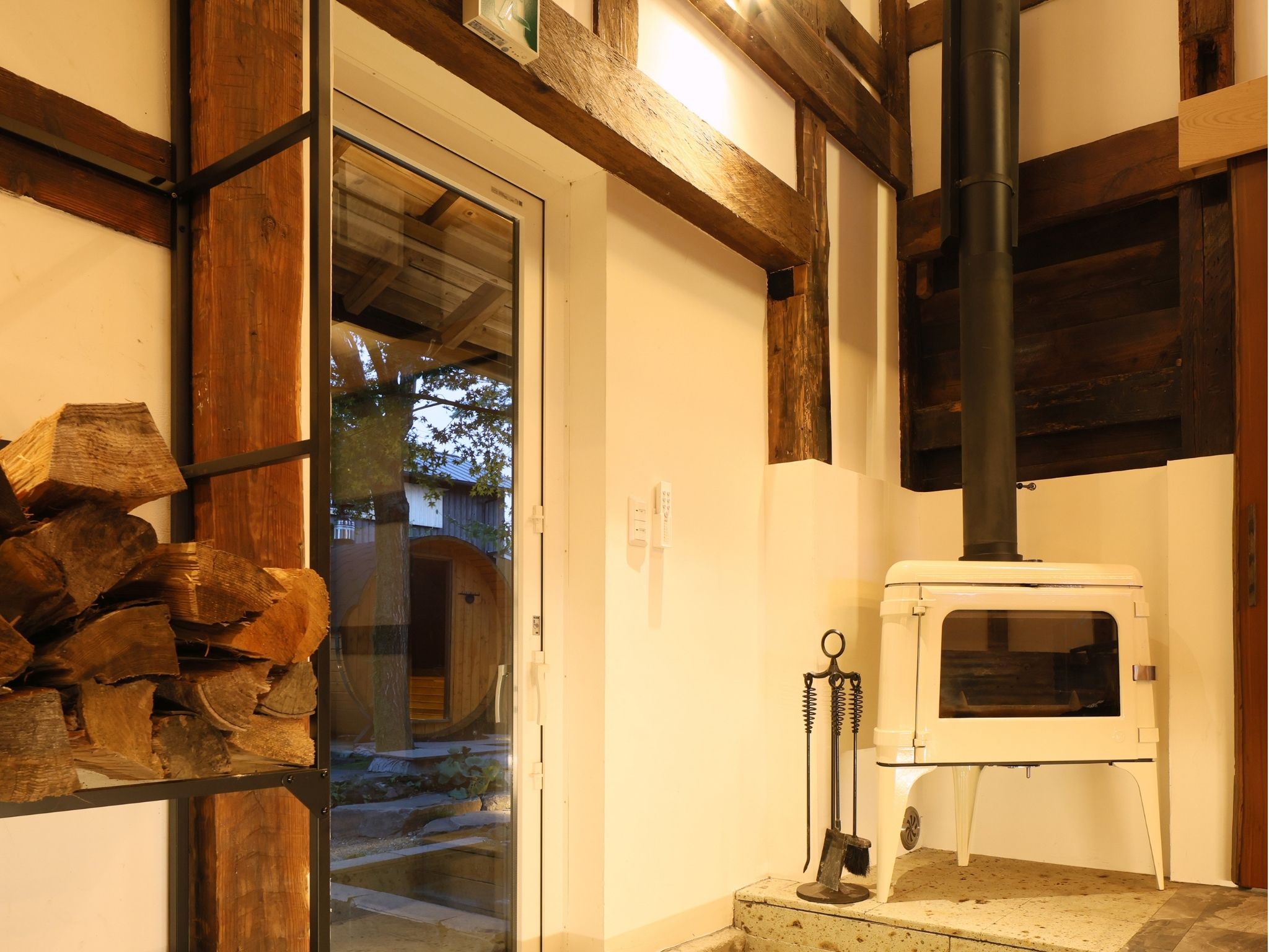 フランス製薪ストーブが鎮座するリビング