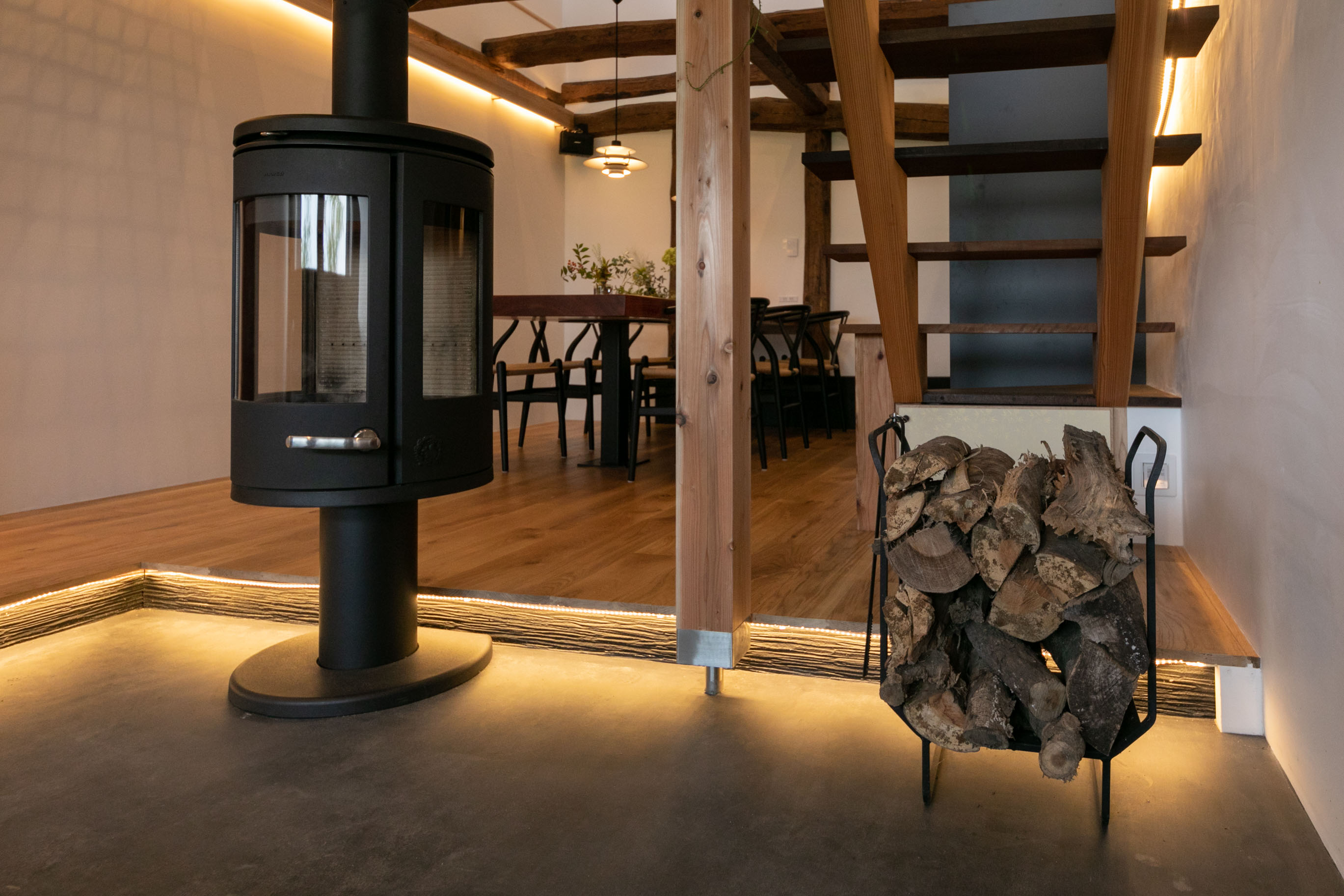 デンマーク王室御用達の薪ストーブが鎮座する玄関土間