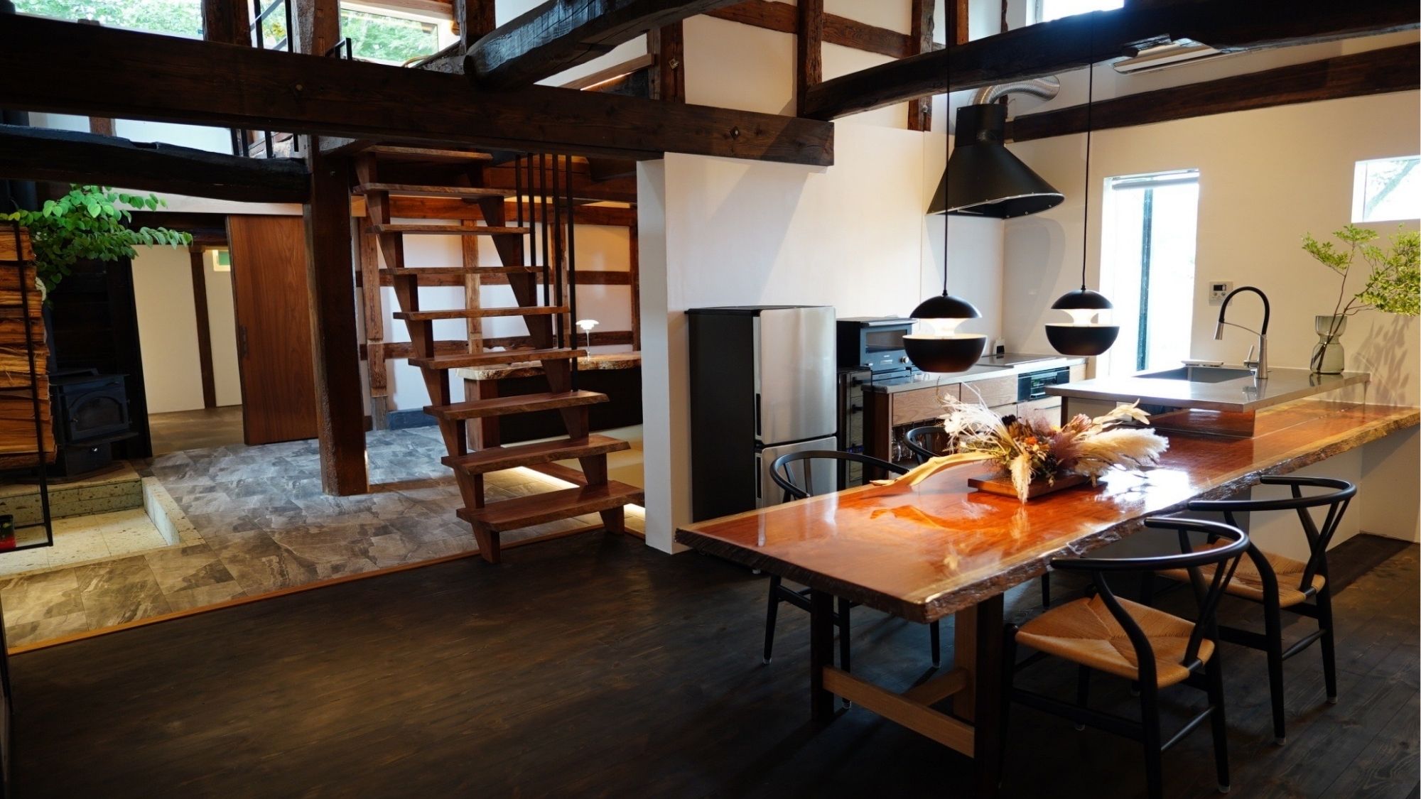 築200年の米蔵をリノベーションした唯一無二の室内空間