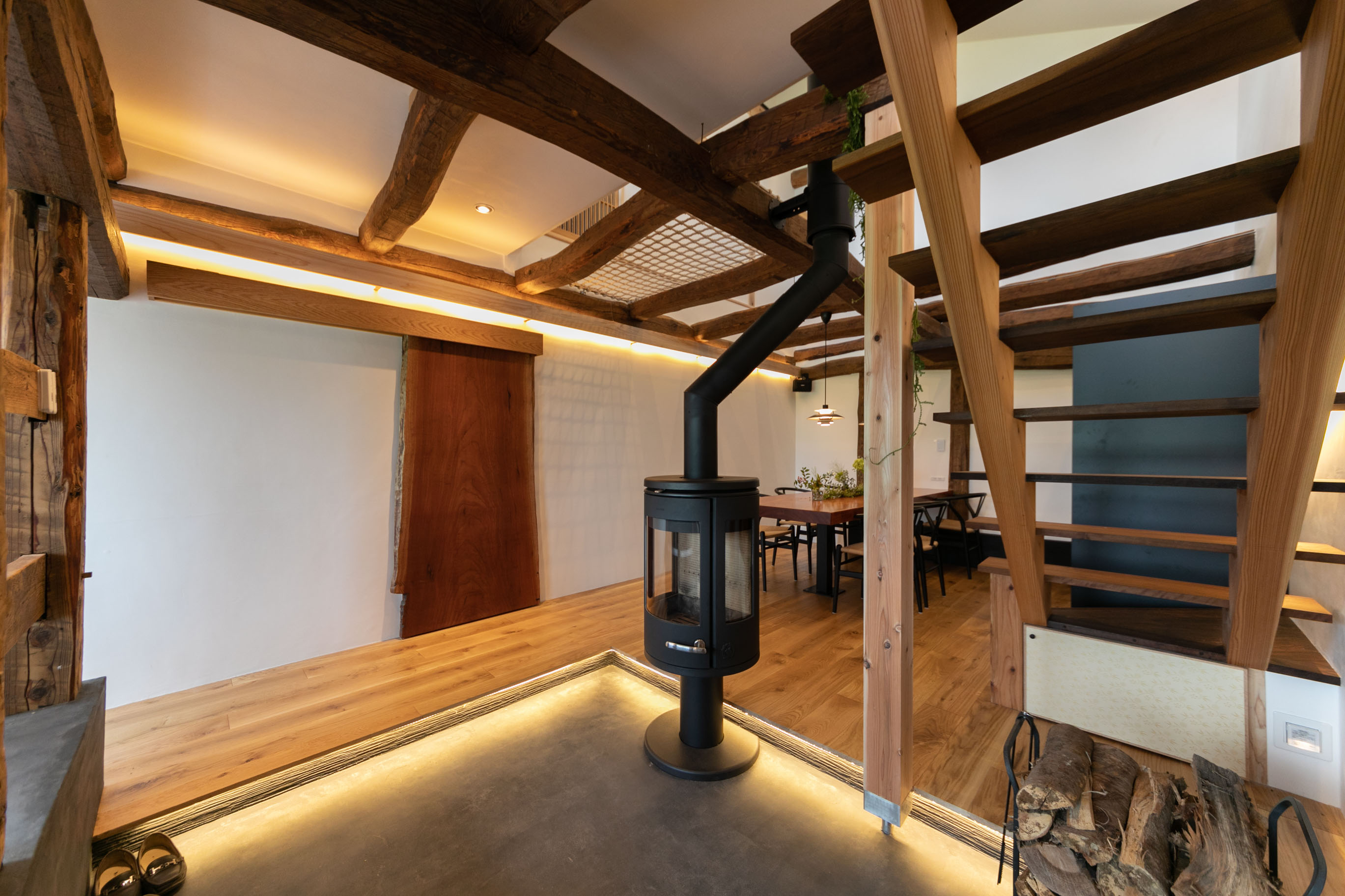 大きな梁や柱を活かした唯一無二の室内空間