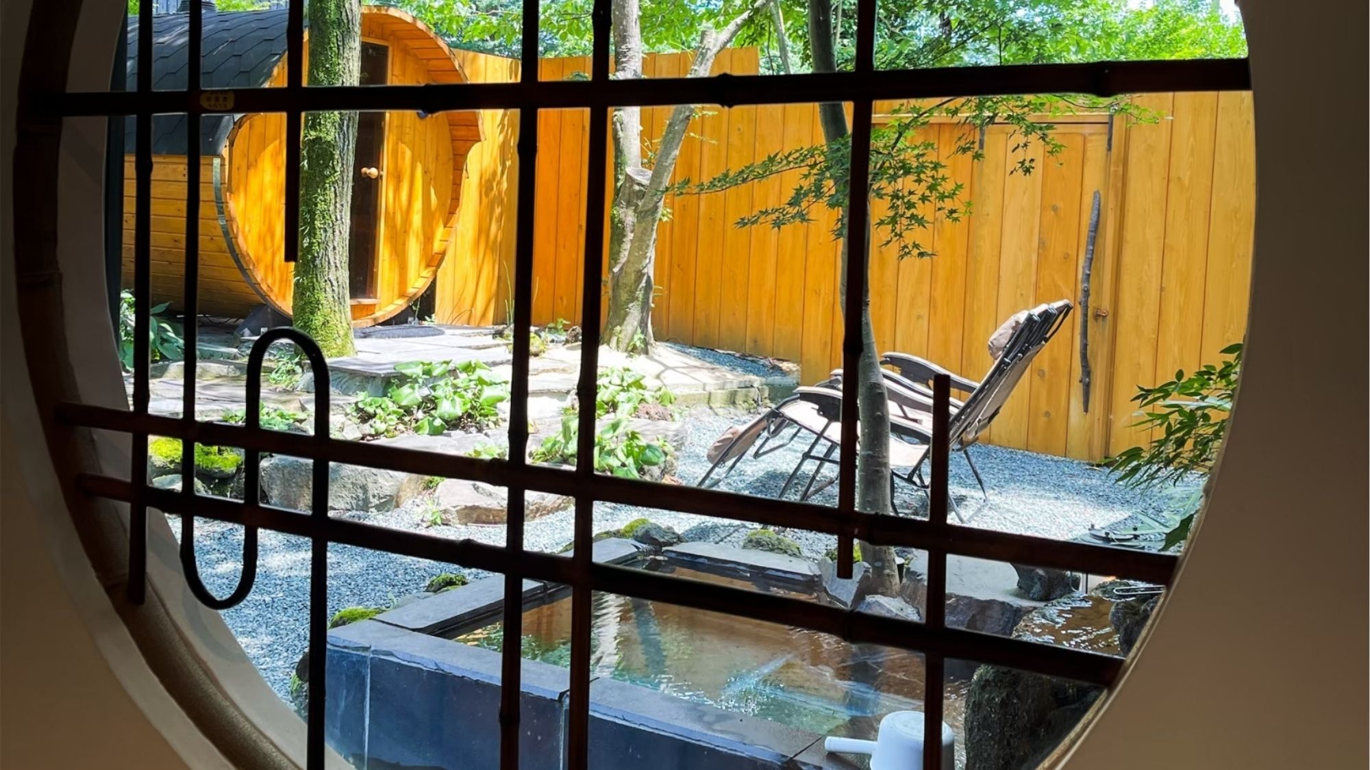 竹細工の丸窓からはプライベートガーデンを望めます