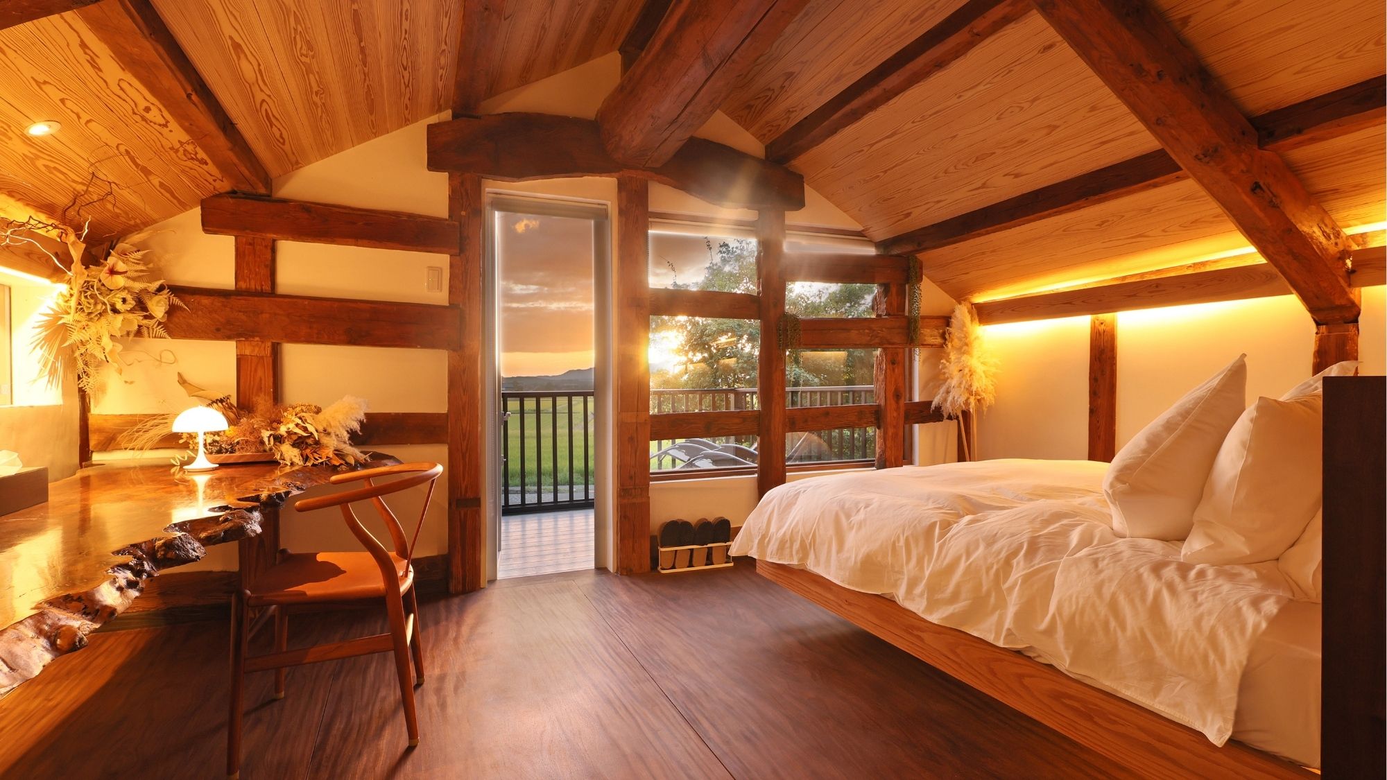 2階のクイーンサイズベットからは阿蘇のサンセットを望む