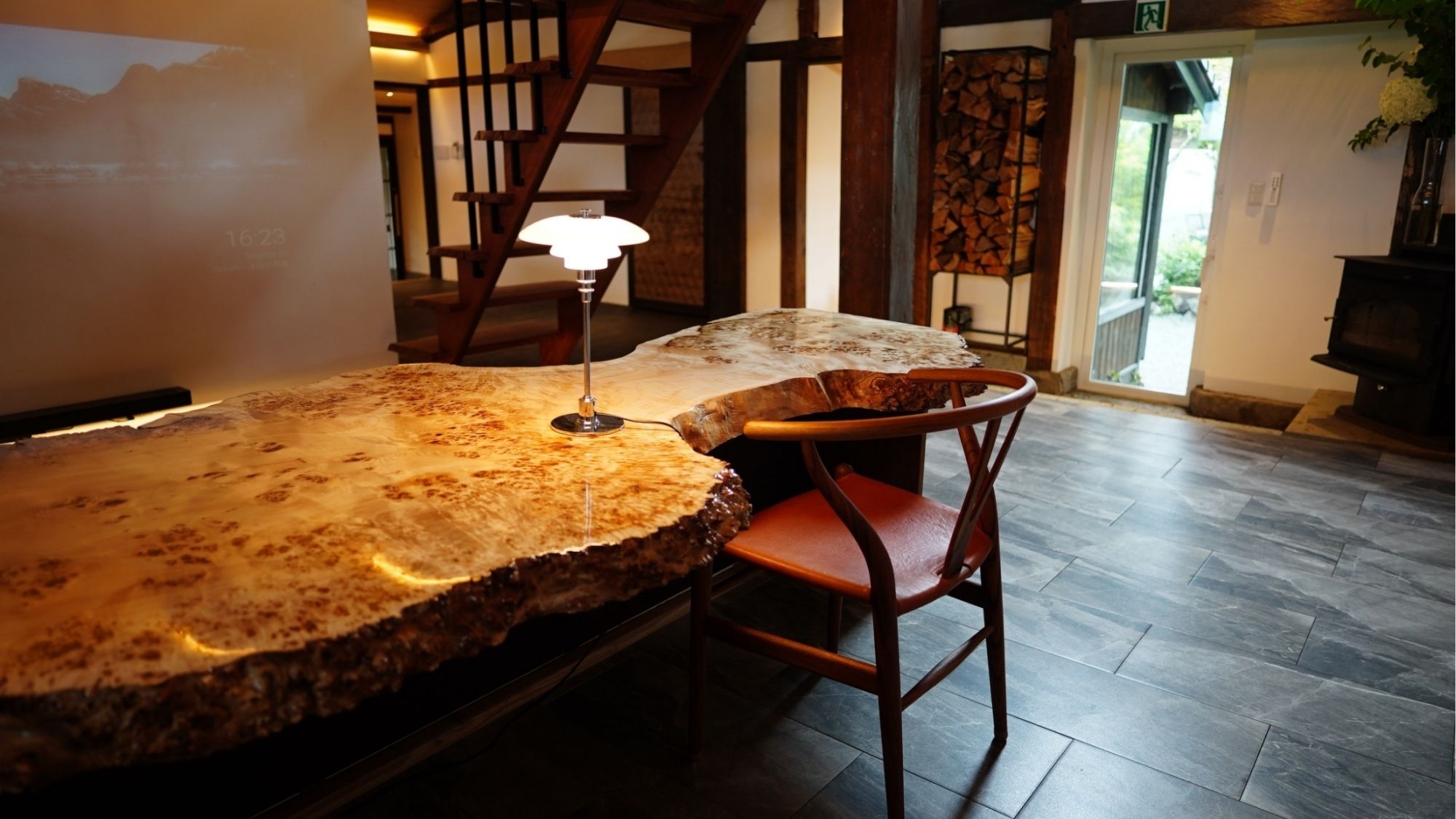 ポプラの一枚板を使った一階書斎スペース