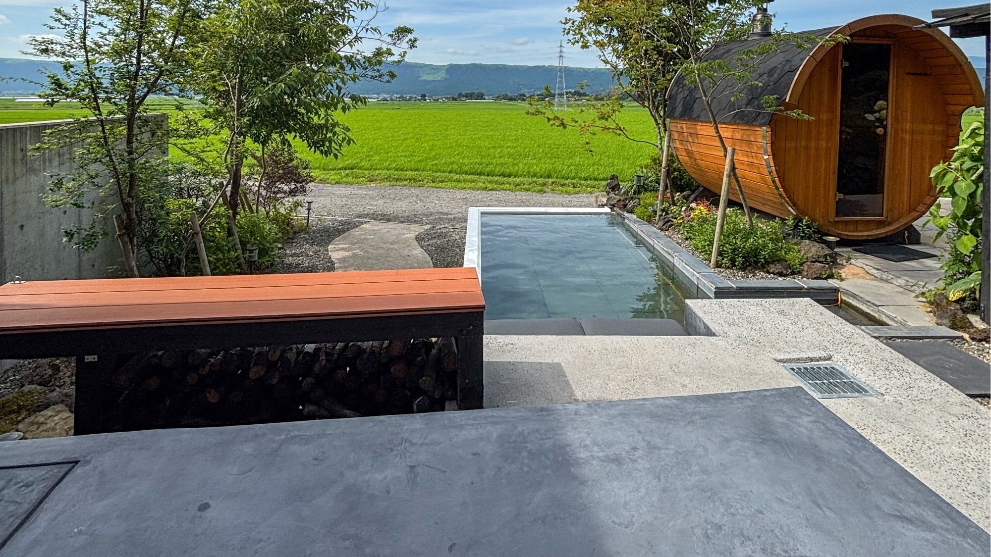 プライベートバレルサウナとプライベートプール