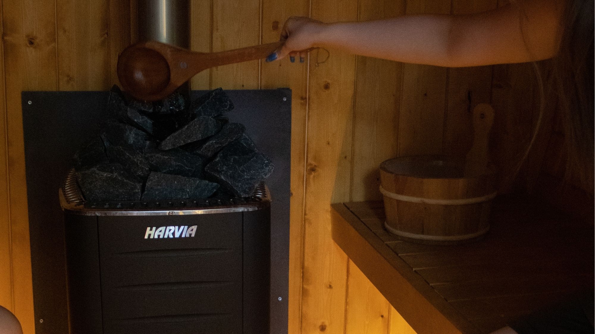 お好きなアロマオイルを入れてセルフロウリュウをお楽しみいただけます