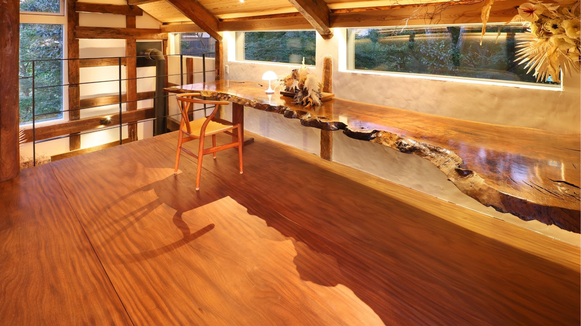 ブラックウォールナットの一枚板を贅沢に使った2階書斎カウンター