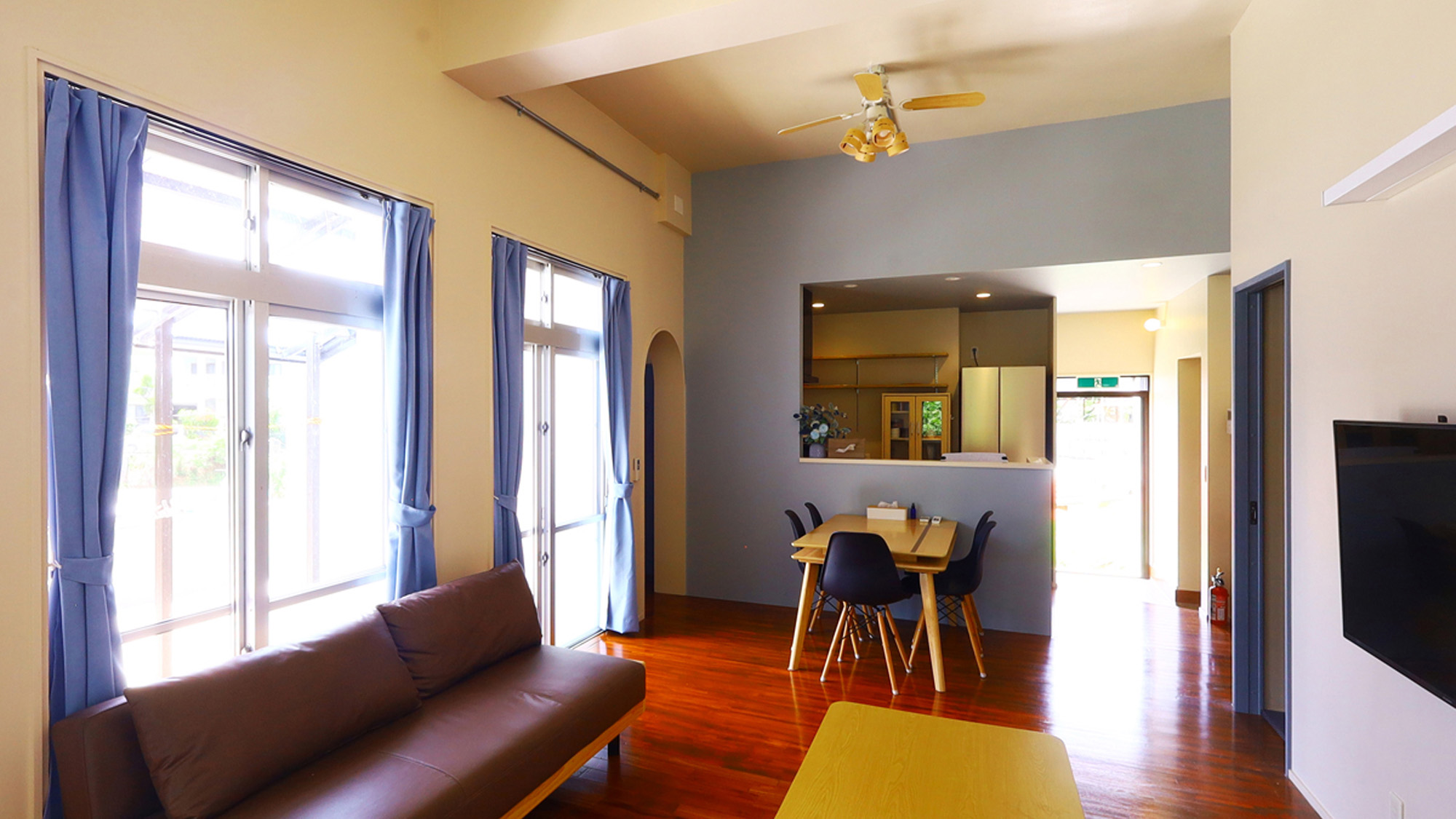 【大城邸】 大きなソファのリビング