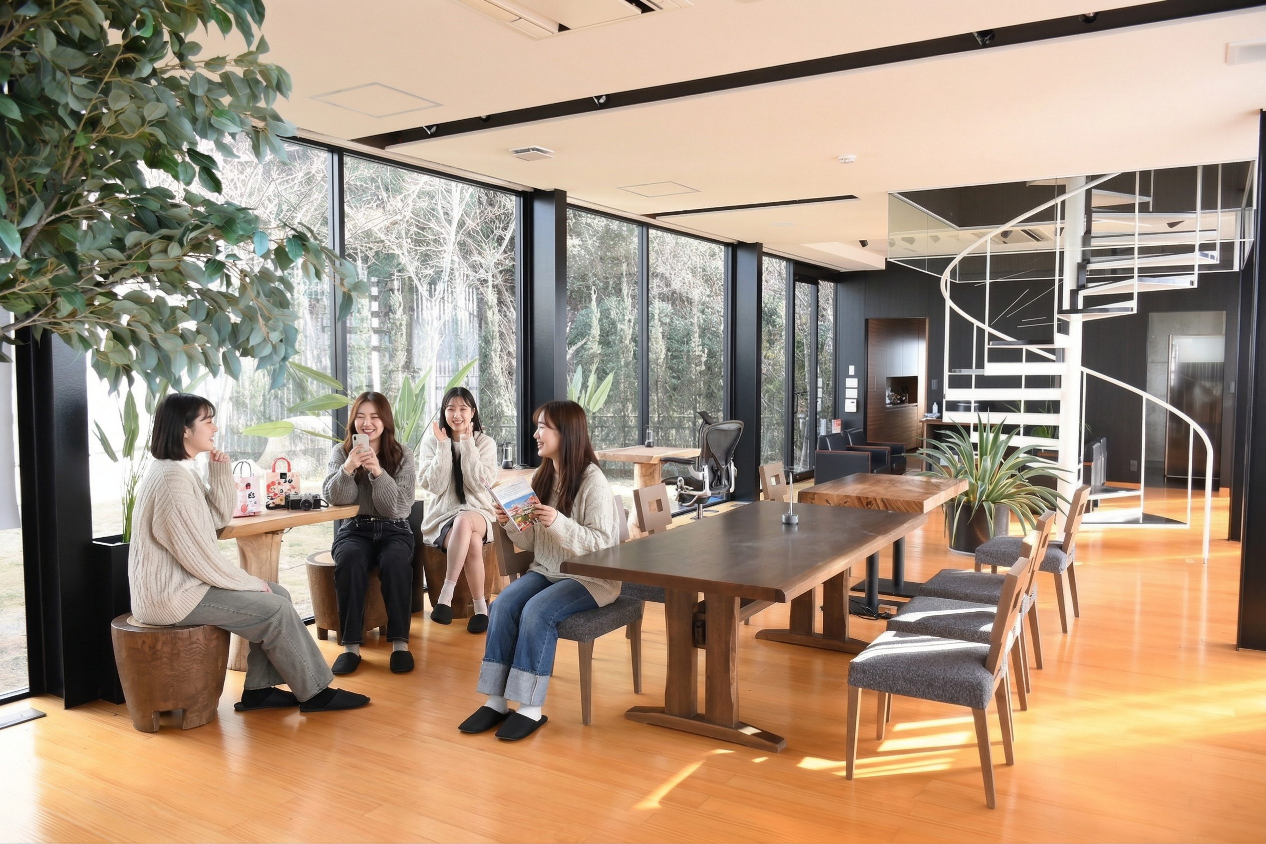 大きな窓からやわらかな光が差し込む開放的なラウンジ。友人との会話やドリンクを楽しみながら、ゆったりとした時間をお過ごしいただけます。