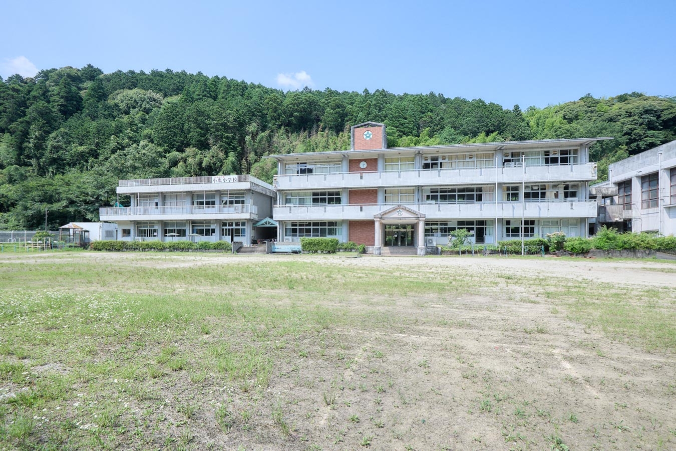 泊まれる学び舎＆ジビエＢＢＱ「ひみつ基地小塩」