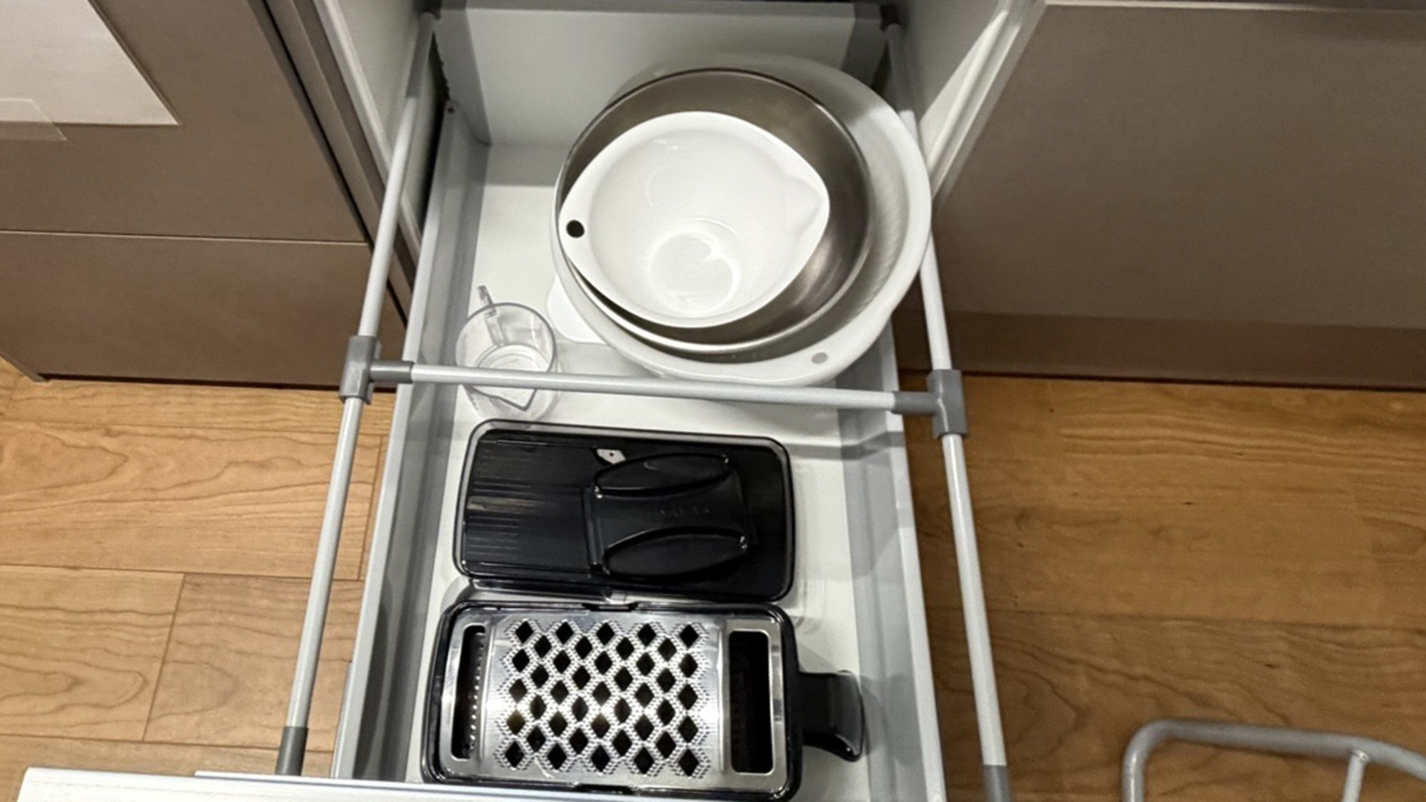 ・【キッチン】ボウルやスライサーは下の引き出しに収納しております