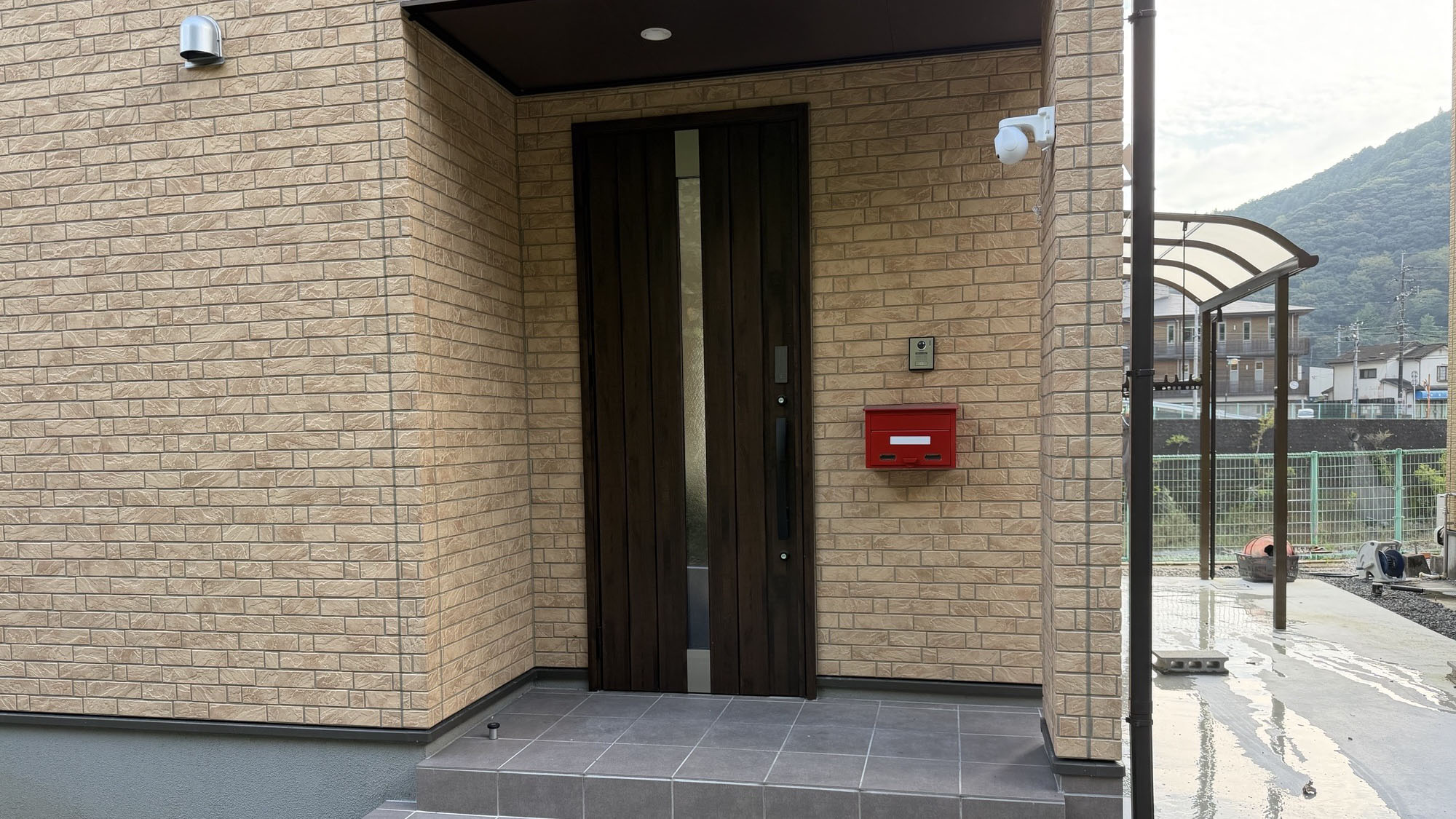 ・【エントランス】赤い郵便受けが印象的な玄関ポーチ