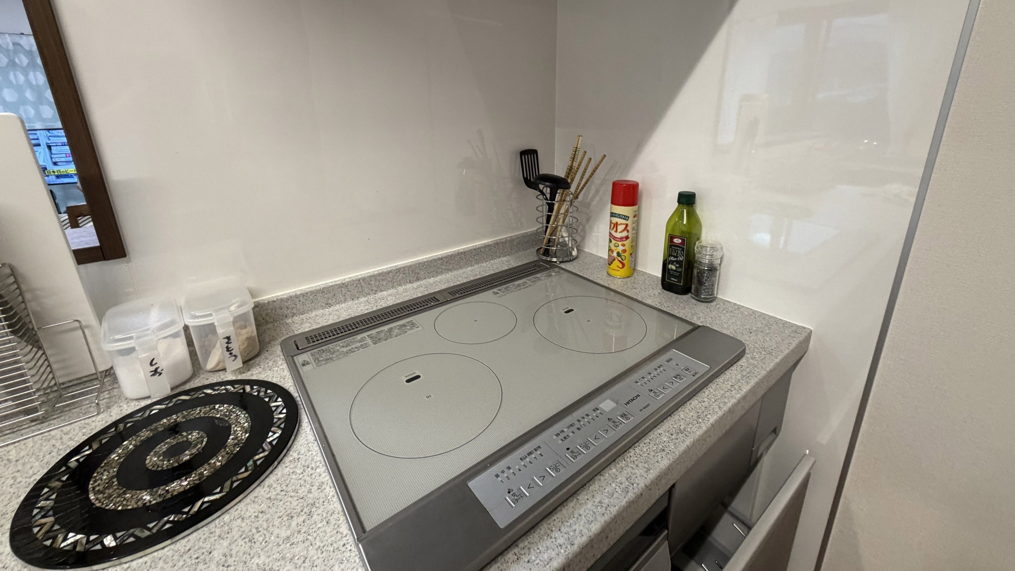 ・【キッチン】IHのコンロが3つございます　複数のお料理を同時に作れて便利です