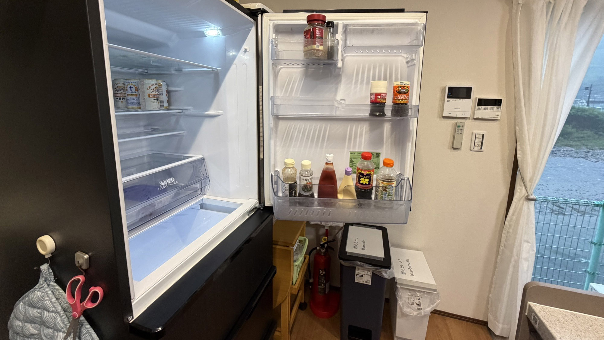 ・【キッチン】飲み物や食材をたっぷり入れていただける大容量の冷蔵庫を完備